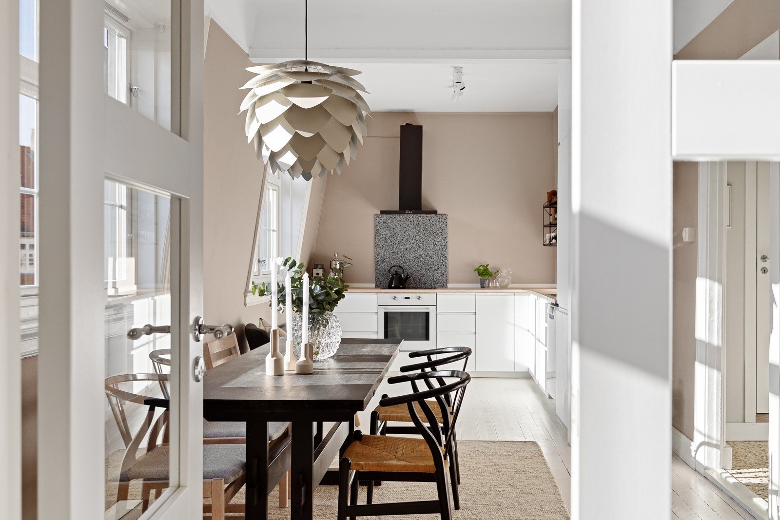 Originale tregulv sammen med en generøs takhøyde på 2.8 meter gir leiligheten et svært godt inntrykk. En perfekt blandingen av det klassiske og det nye. Galleribilde