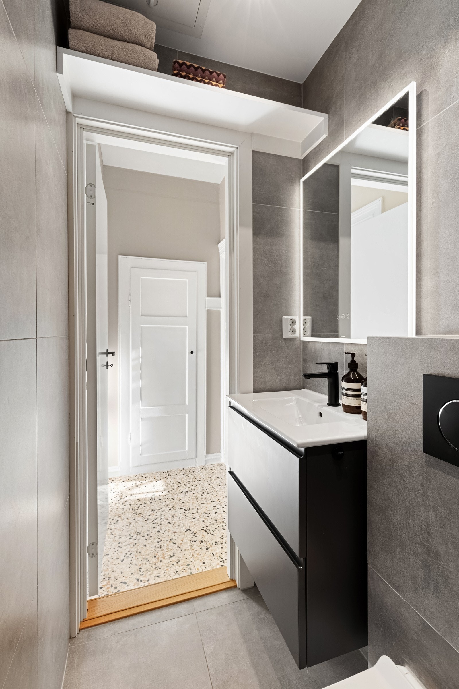 Badet holder en meget god standard, og er innredet med veggmontert toalett, servant nedfelt i skapinnredning, speil, belysning og dusjhjørne. Galleribilde