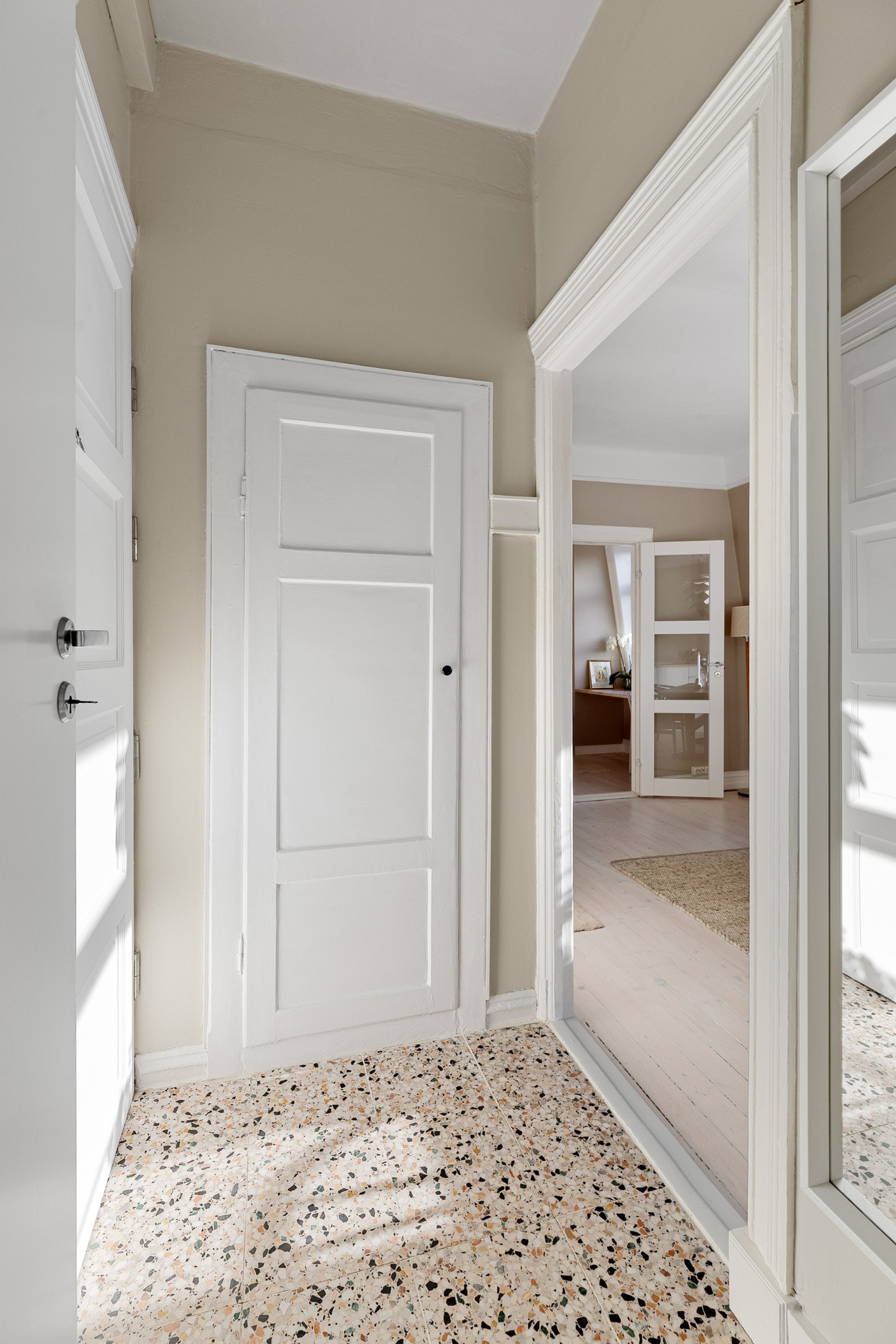 Innbydende entré i lyse farger som ønsker deg velkommen hjem! Galleribilde