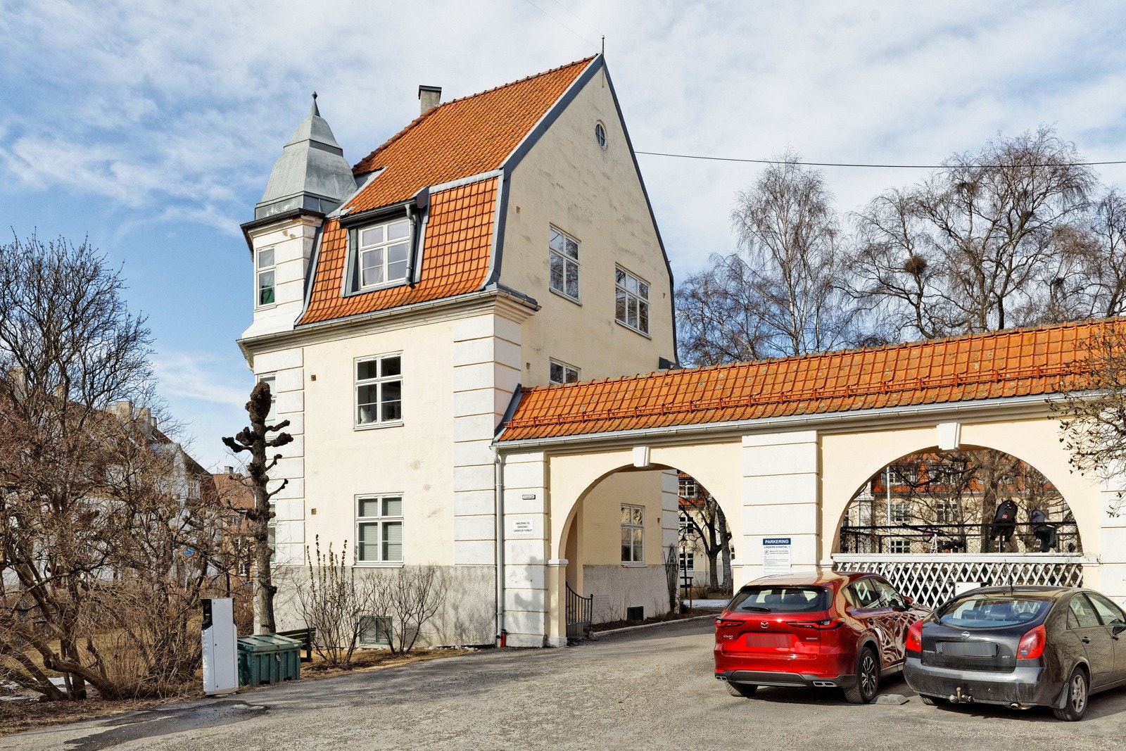 Leiligheten ligger i en unik og klassisk bygård med frodige omgivelser. Galleribilde
