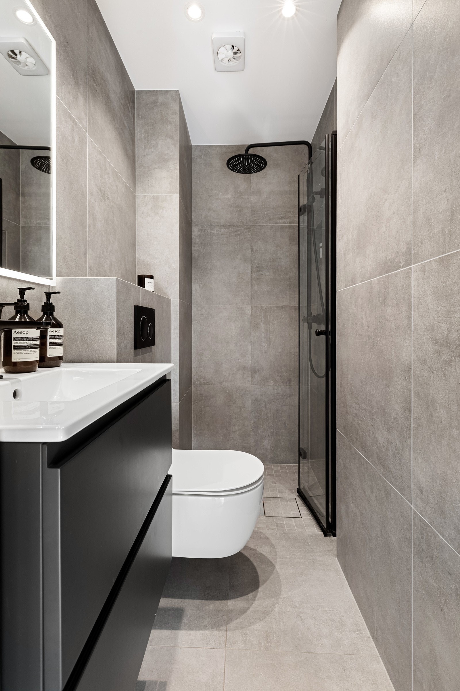 Moderne og flislagt bad, totalrenovert i 2021 med behagelig gulvvarme. Galleribilde