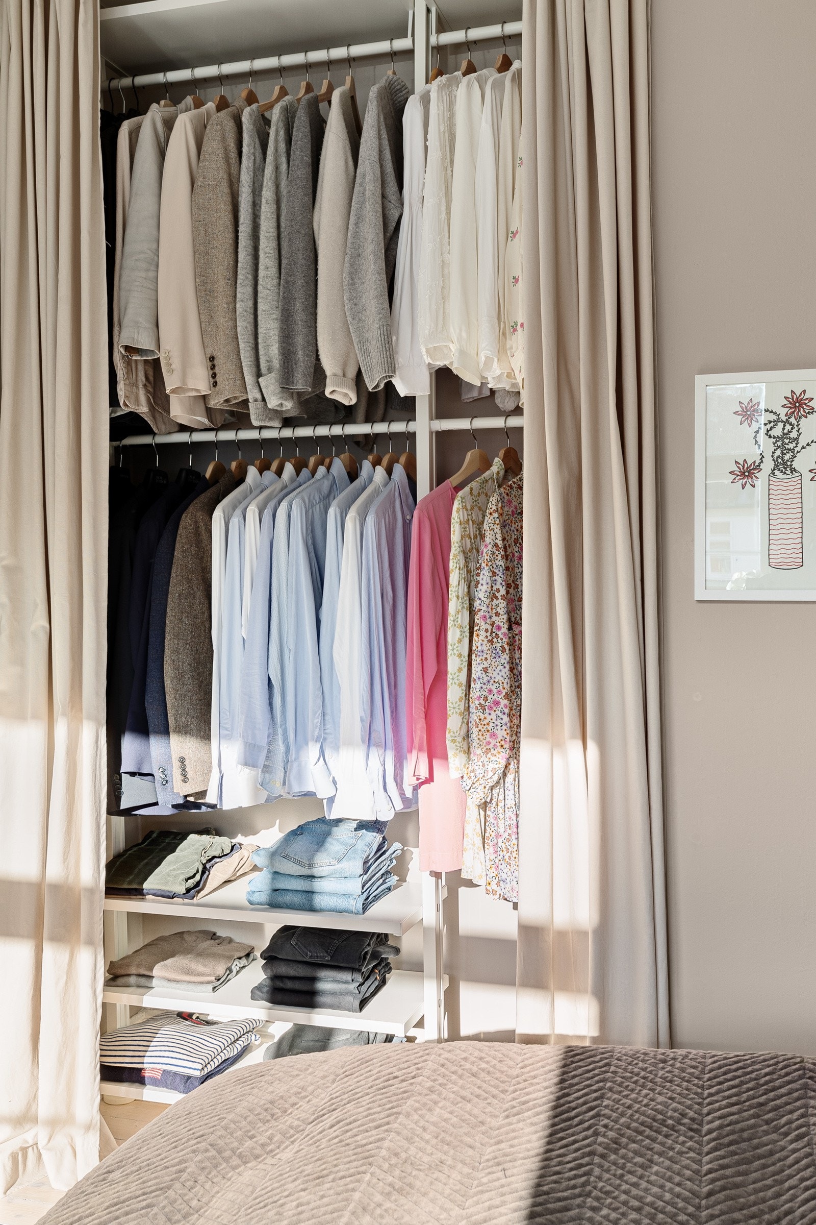 Innebygd garderobeskap gir deg ypperlig plass til oppbevaring. Selger utivdet dette i 2021, slik at det har blitt ytterligere med garderobeplass. Galleribilde