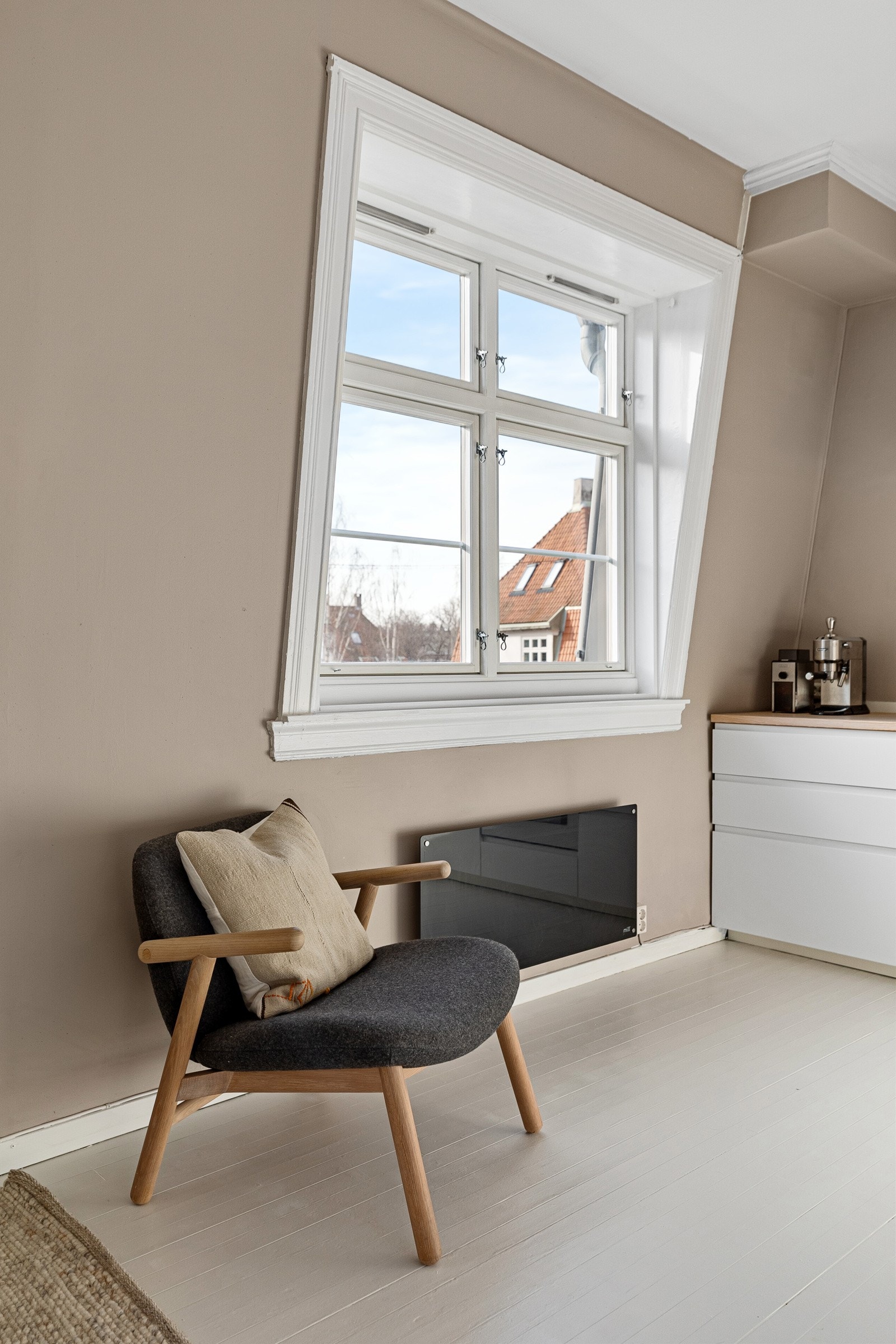 Boligen preges av store vindusflater som slipper inn rikelig med naturlig lys i alle oppholdsrom. Galleribilde