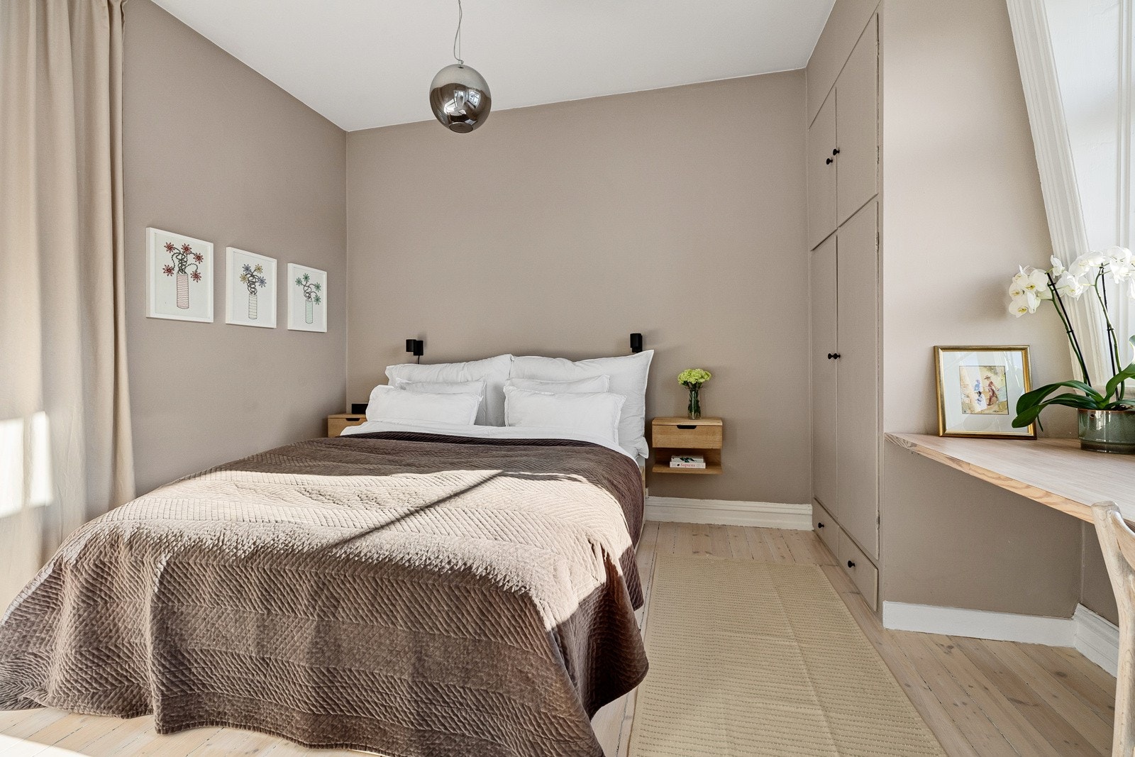 Romslig soverom med god plass til dobbeltseng med nattbord. Galleribilde