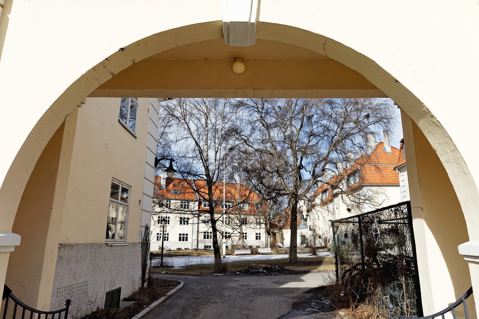 Området kjennetegnes av ærverdige teglsteinsbygg med store bakhager og buede gater. Galleribilde