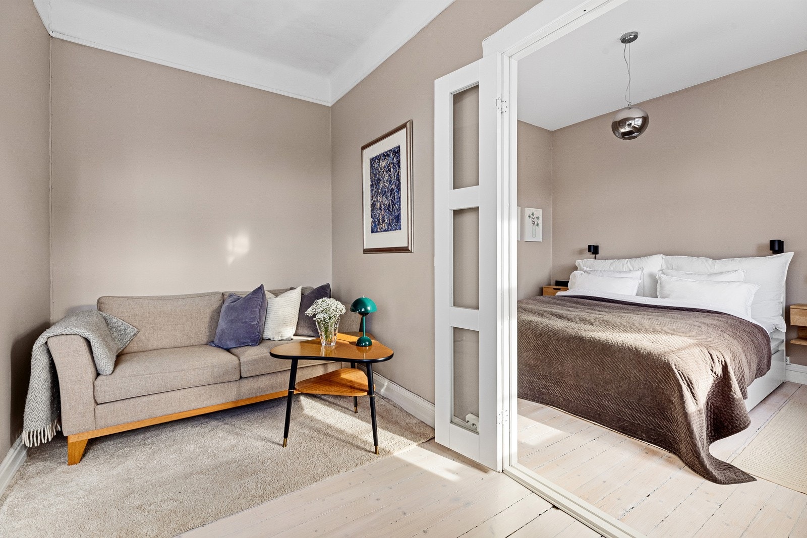 I stuen er det god plass til sofaløsning med tilhørende møblement. Galleribilde