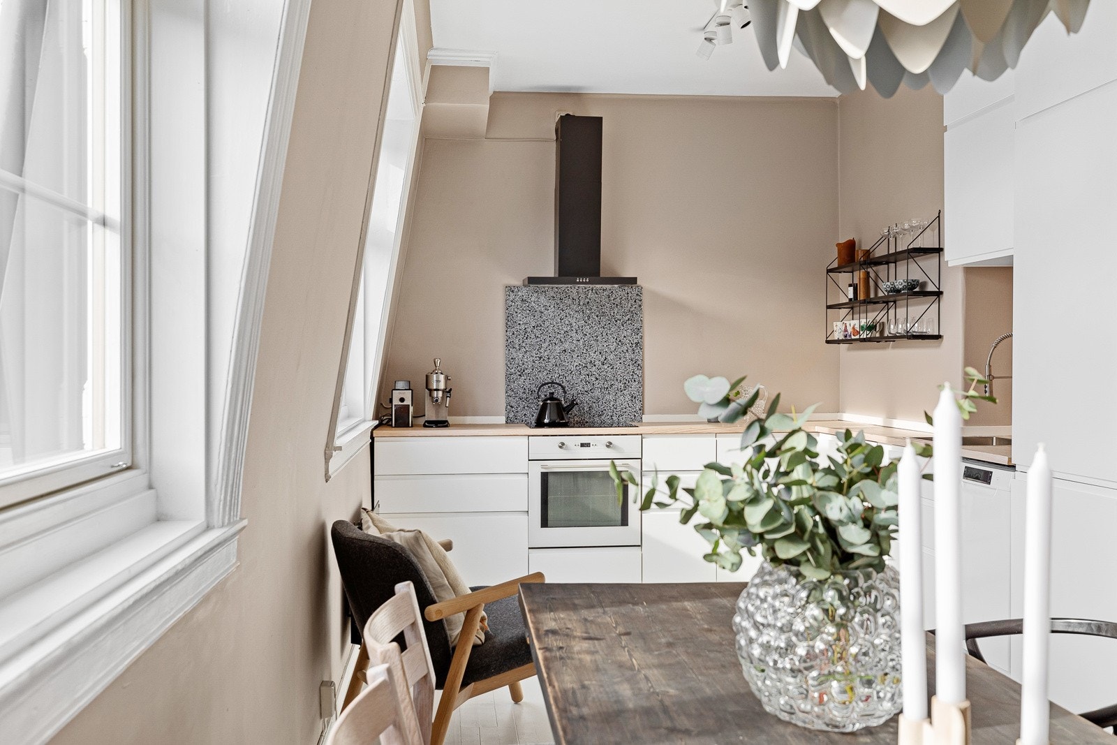 Leiligheten har en attraktiv beliggenhet i Lindern Hageby, kjent for sin flotte arkitektoniske utforming og store frodige gårdsrom. Få minutters gange til St. Hanshaugen, Bislett m.m. Galleribilde