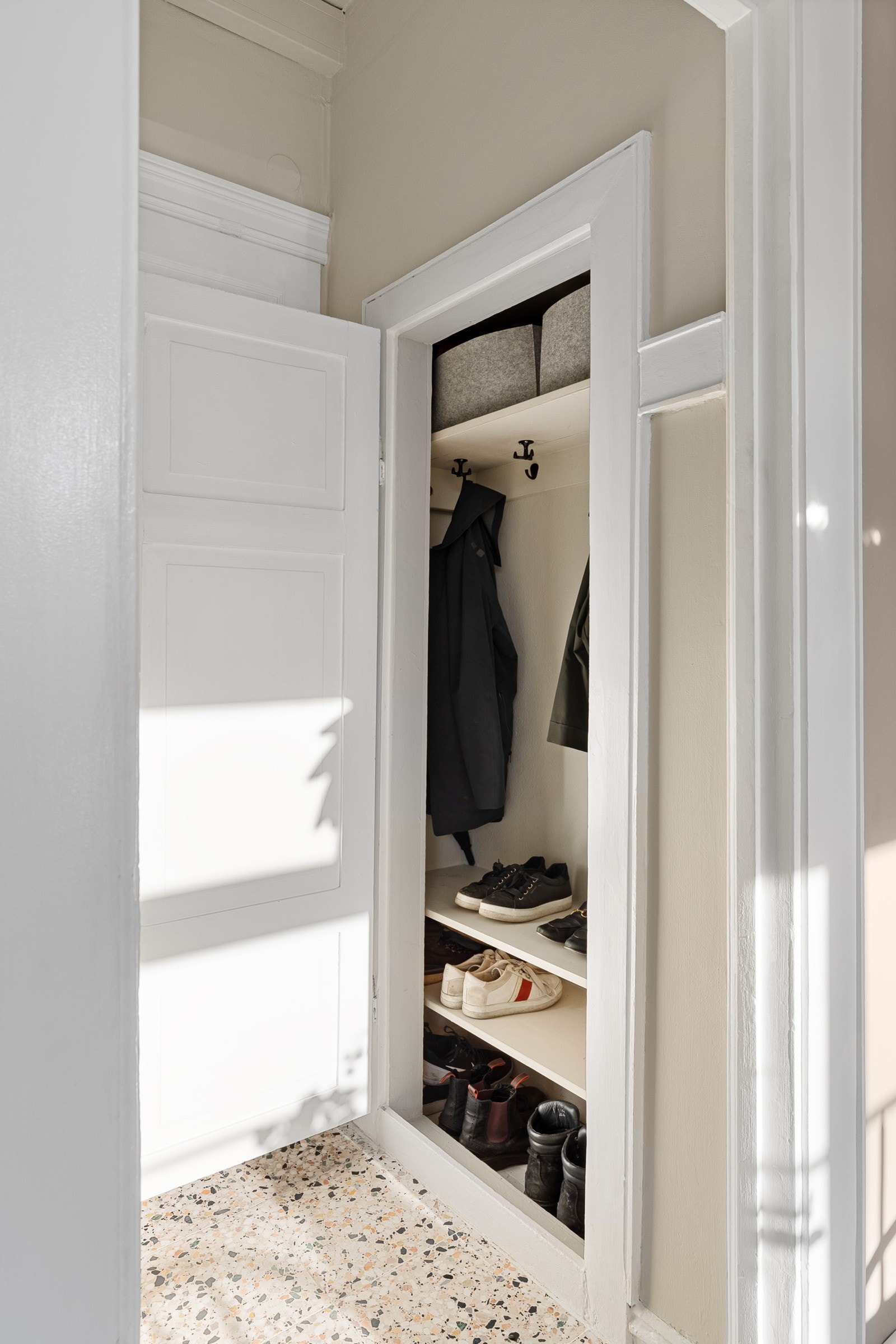 Yttertøy kan pent henges på knagger, og oppbevares ytterligere i et praktisk innebygd garderobeskap i gangen. Galleribilde