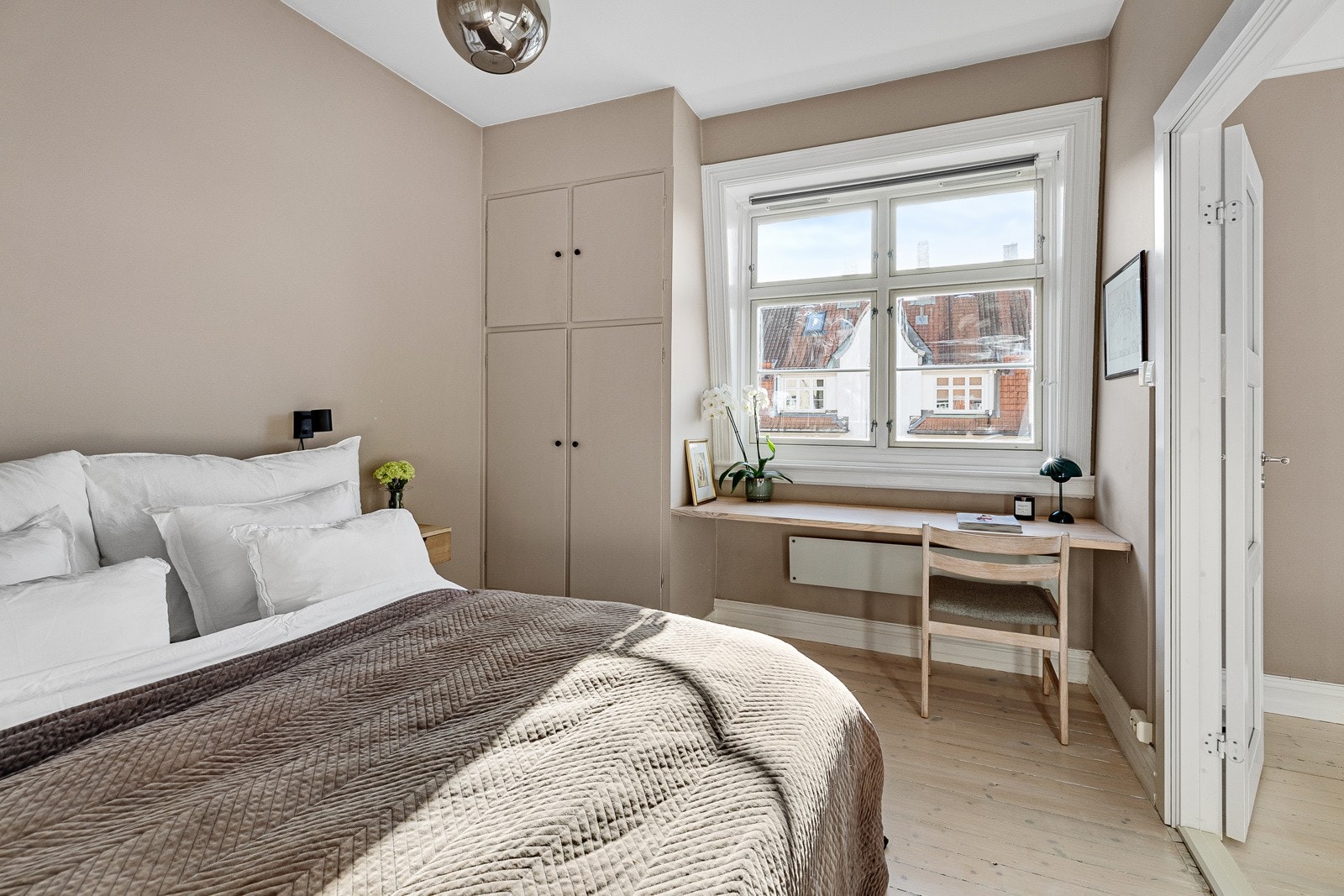 Soverommet vender mot rolige omgivelser som sikrer deg en god nattesøvn. Galleribilde