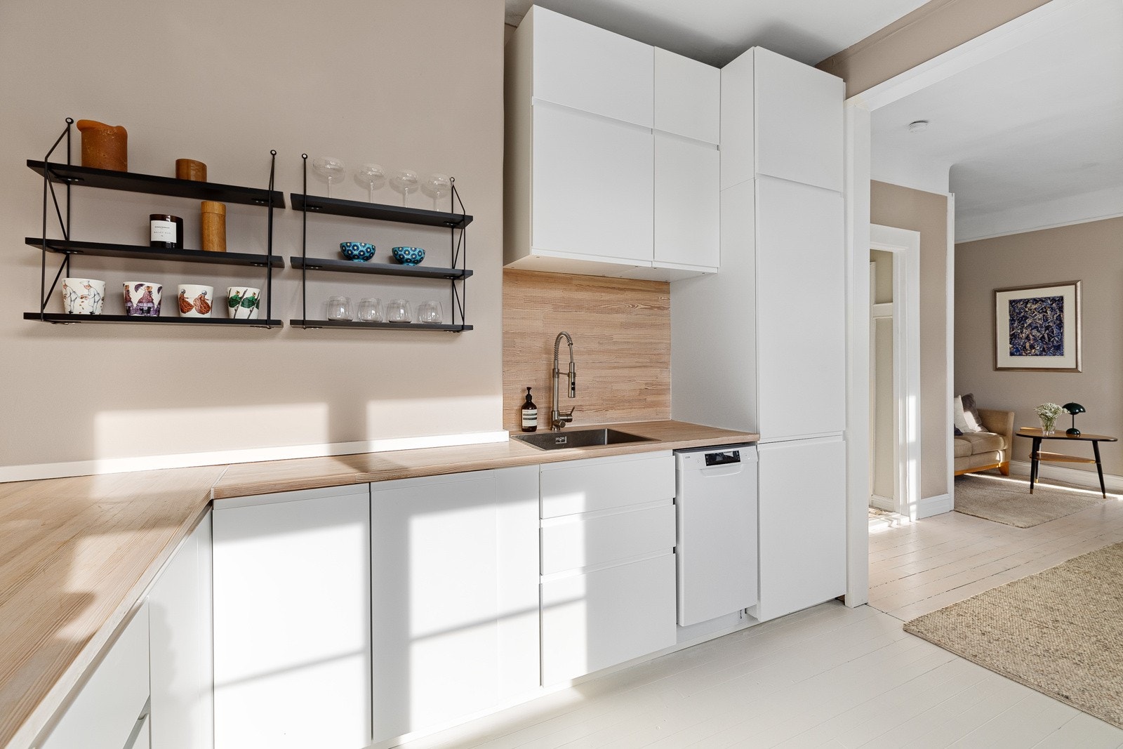 Den flotte, lyse kjøkkeninnredningen er kledd i tidsriktige farger og står i god stil med øvrige oppholdsrom. Galleribilde