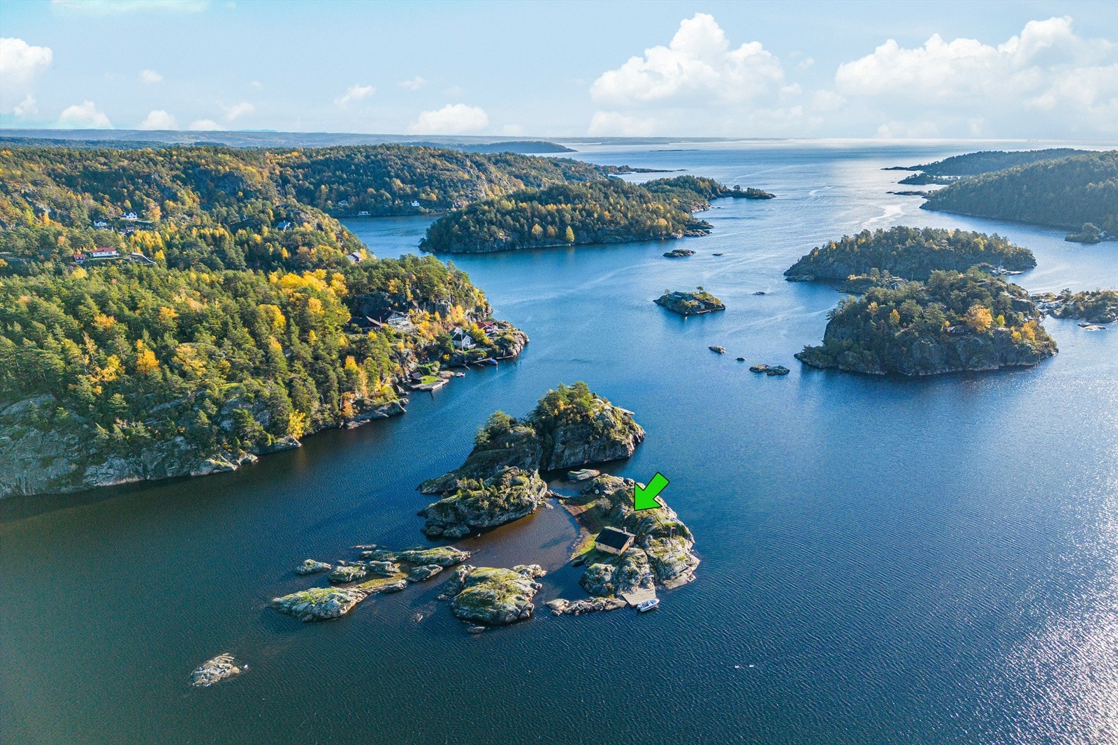 Hytta ligger i skjønne omgivelser omkranset av en vakker og variert skjærgård. Galleribilde