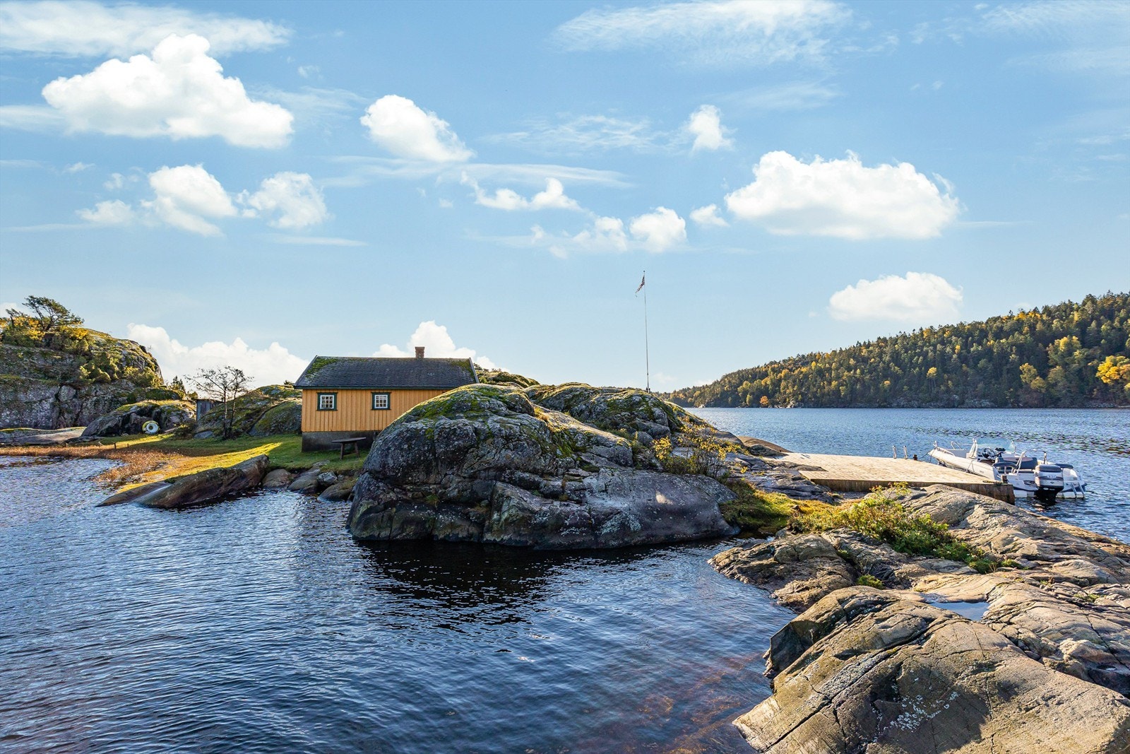 LUNE viker og blanke svaberg preger den sjarmerende eiendommen som ligger usjenert og vakkert til. Galleribilde