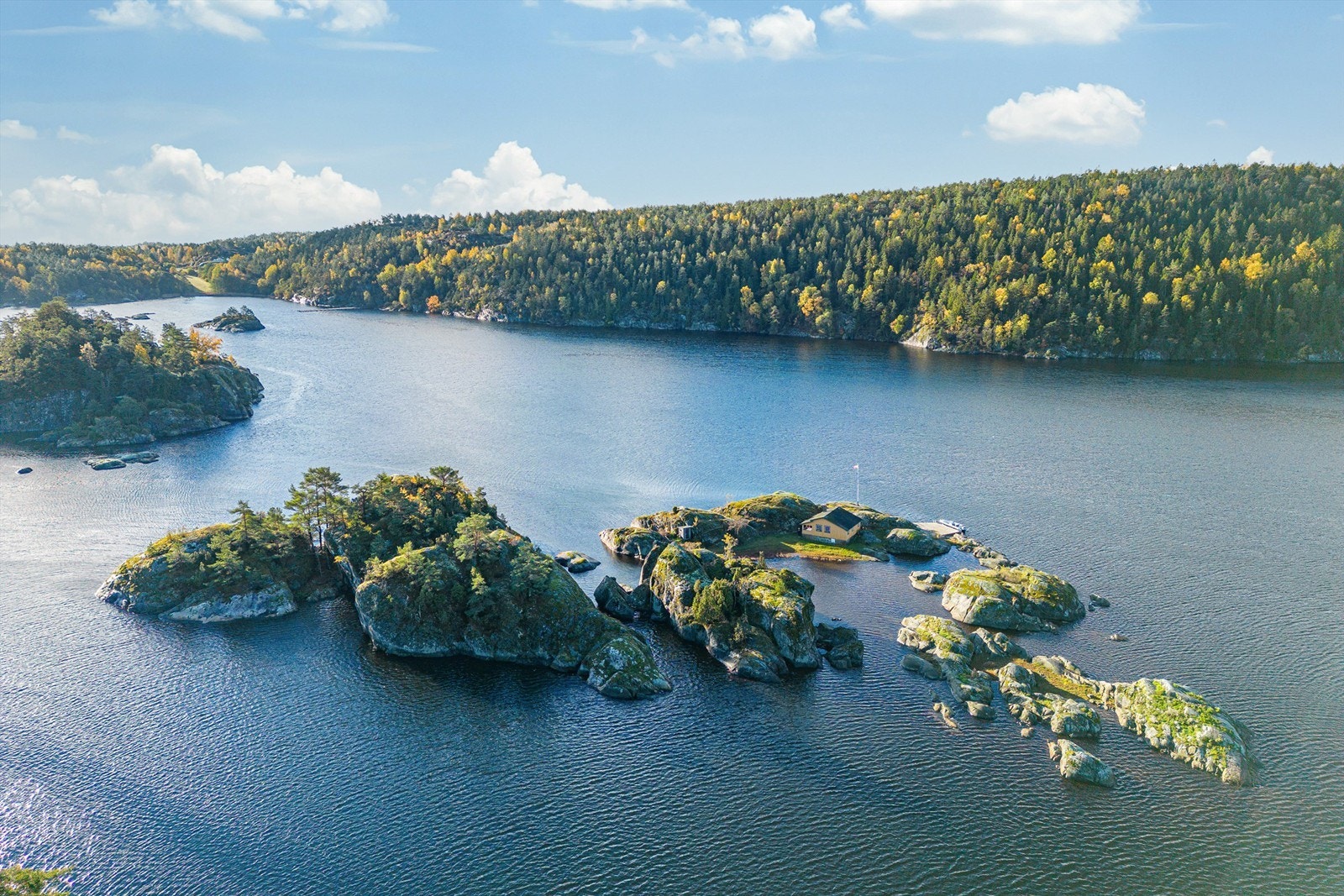 Åbyfjorden er ca. 3 km lang, og munner ut sørvest i Rognsfjorden som ligger ytterst i Langesundsbukta. Galleribilde