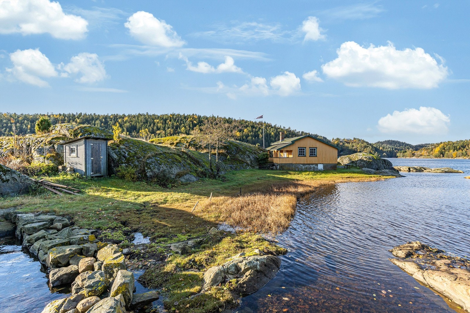 Eiendommen er bestående av store grøntarealer og blanke svaberg. Galleribilde