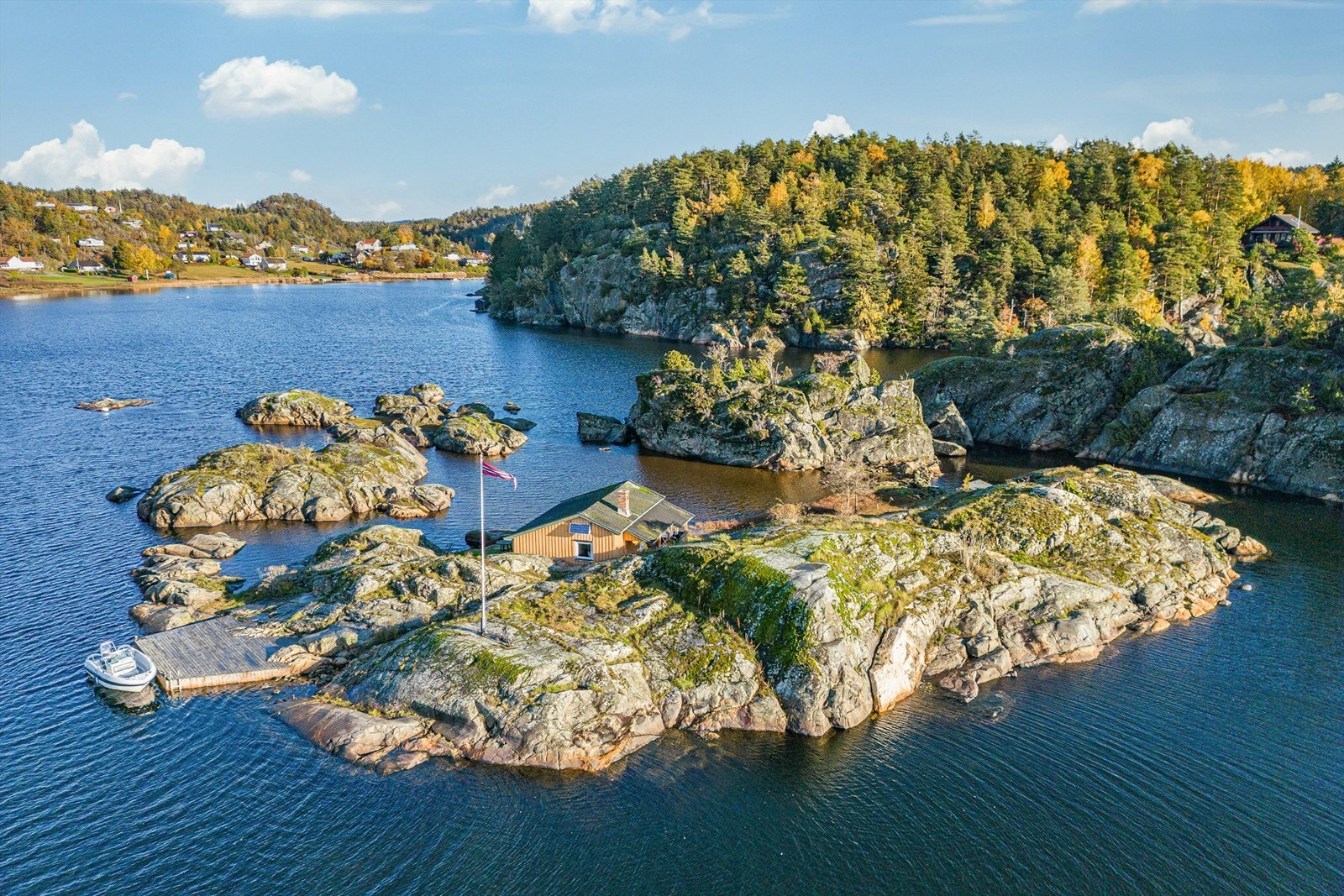Like fint sommer som høst med utsikt utover de nydelige fargene på trærne. Galleribilde
