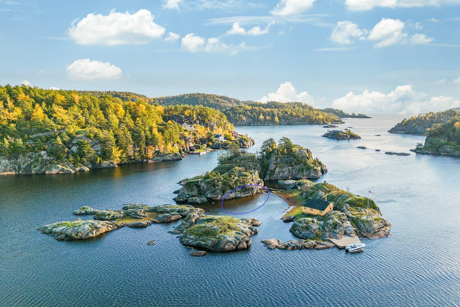 Markeringen viser omtrentlig området som er vernet av Statsforvalteren. Det ble gravd opp en planke fra 1500 tallet og er derfor regnet som et fornminne. Galleribilde