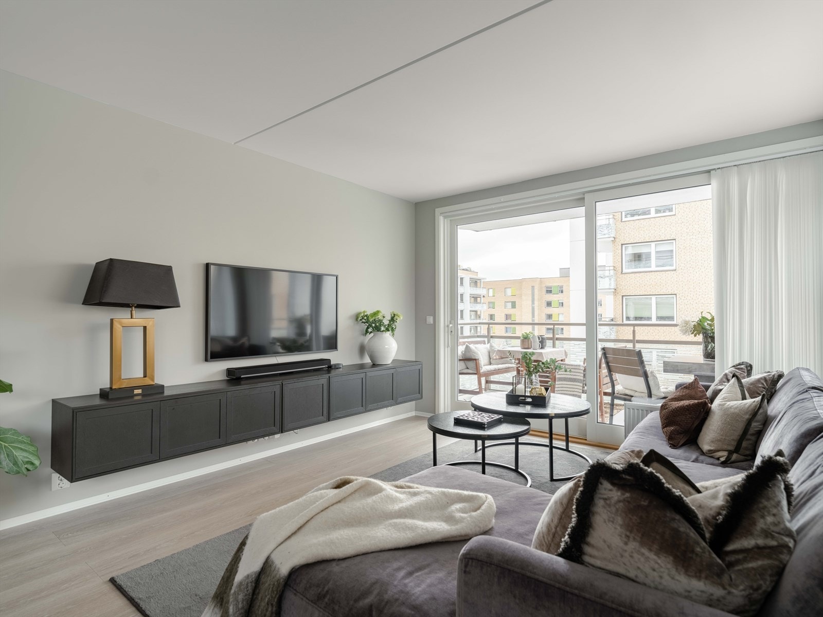 I enden av rommet er det naturlig plass for TV-opplegg og sofadel. Galleribilde