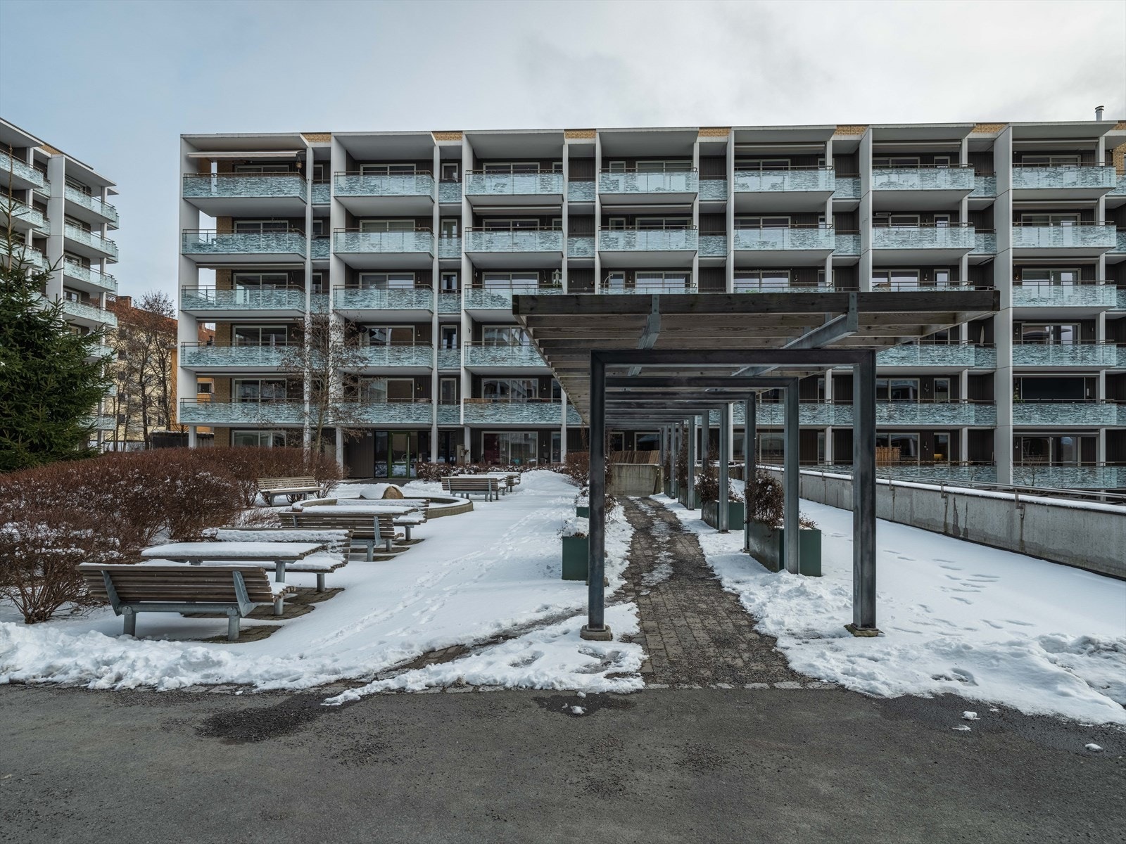 Om sommeren er fellesområdene frodige og fine, og mye i bruk. Galleribilde