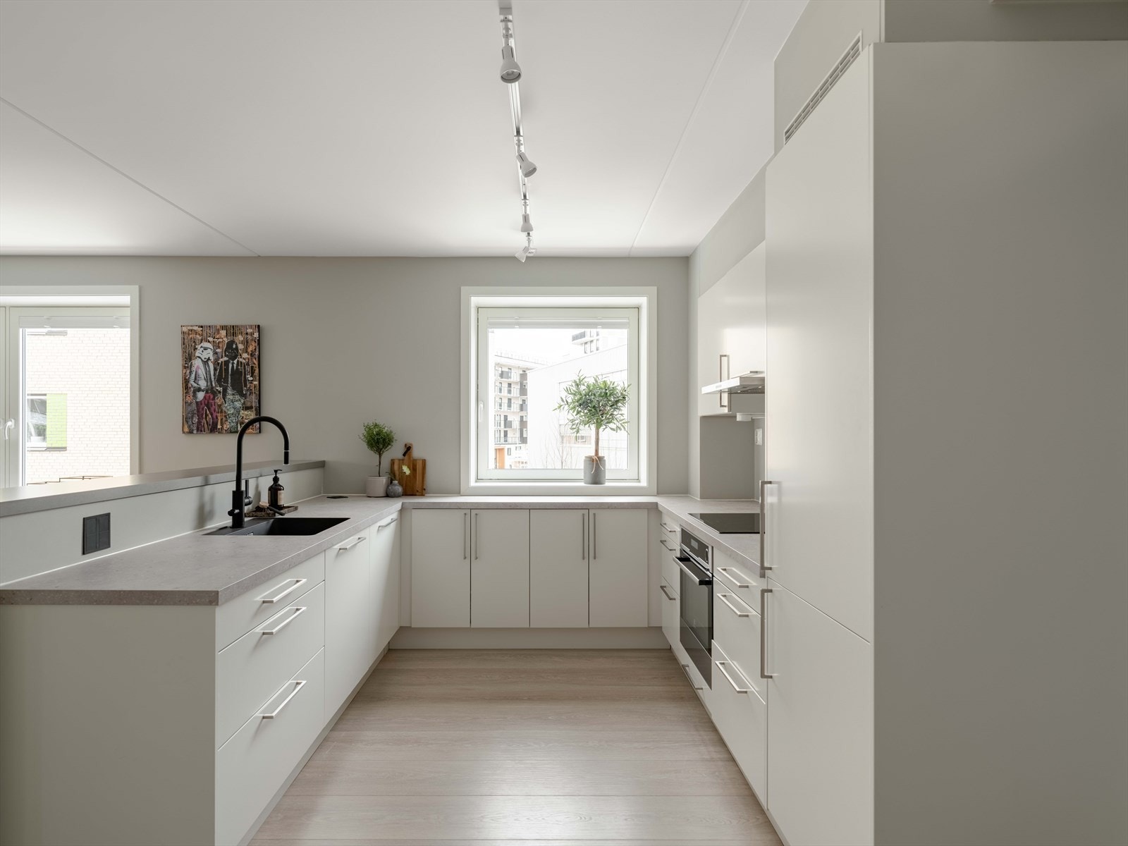 Kjøkkenet er praktisk innredet, og har alle hvitevarer integrert. Galleribilde