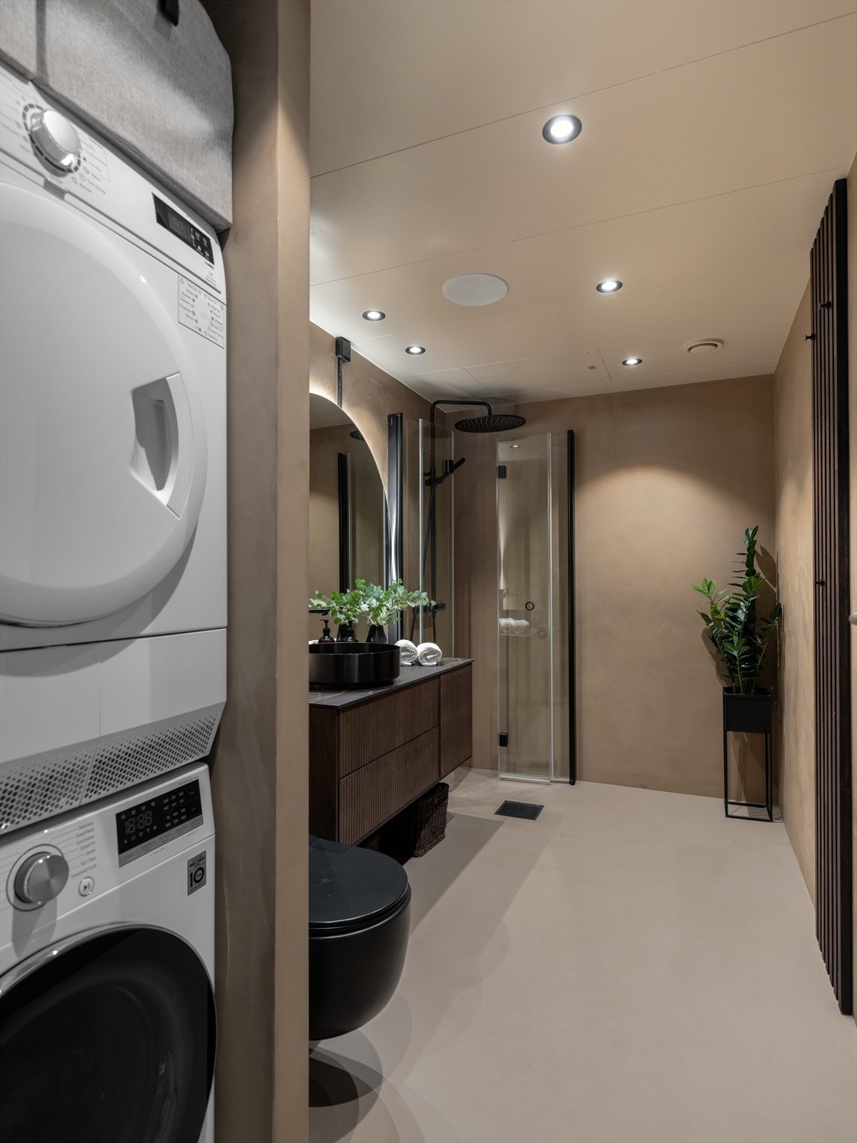 Det er plass og opplegg for både vaskemaskin og tørketrommel. Galleribilde