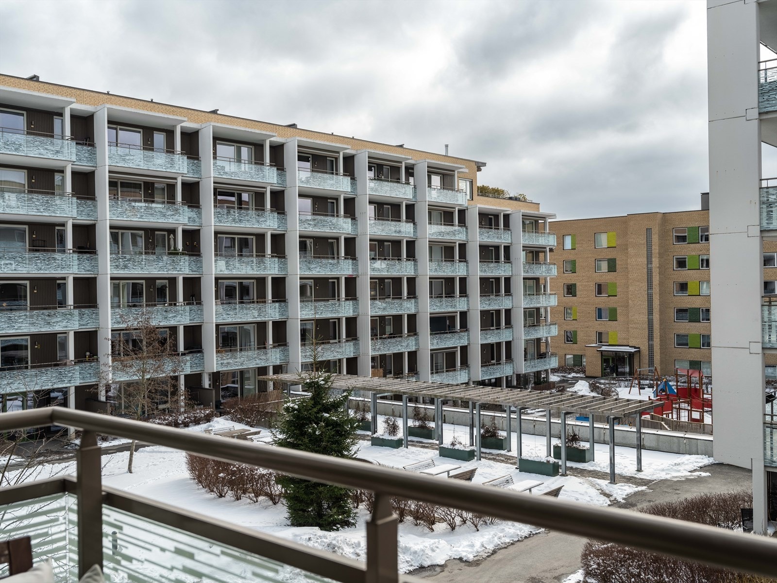 Fint utsyn til fellesområdene, som om sommeren blir flittig brukt av beboerne. Galleribilde