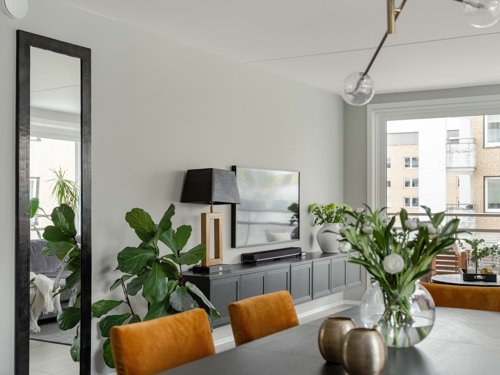 I konkurransen "Hvor mange planter får vi med i bildet" bruker vi i dag et speil for å jukse litt ekstra. Galleribilde