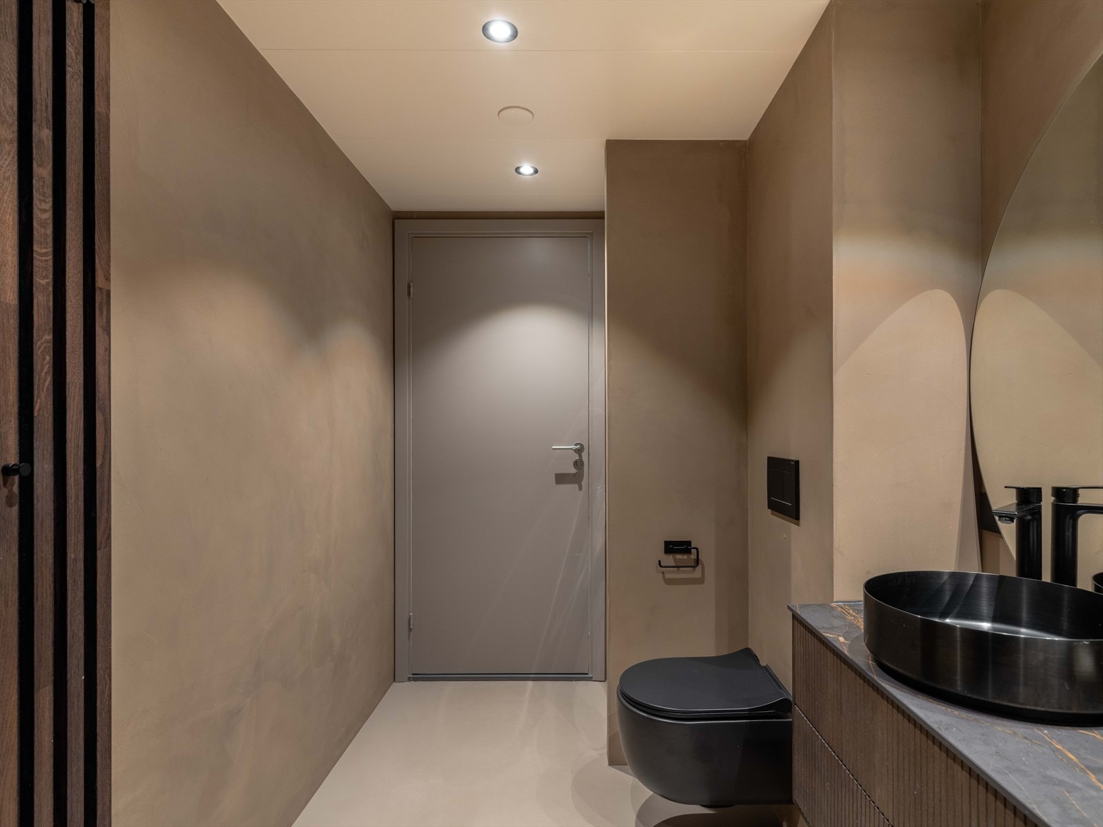 Alle detaljer er sorte, også spoter og brytere til strøm. Galleribilde