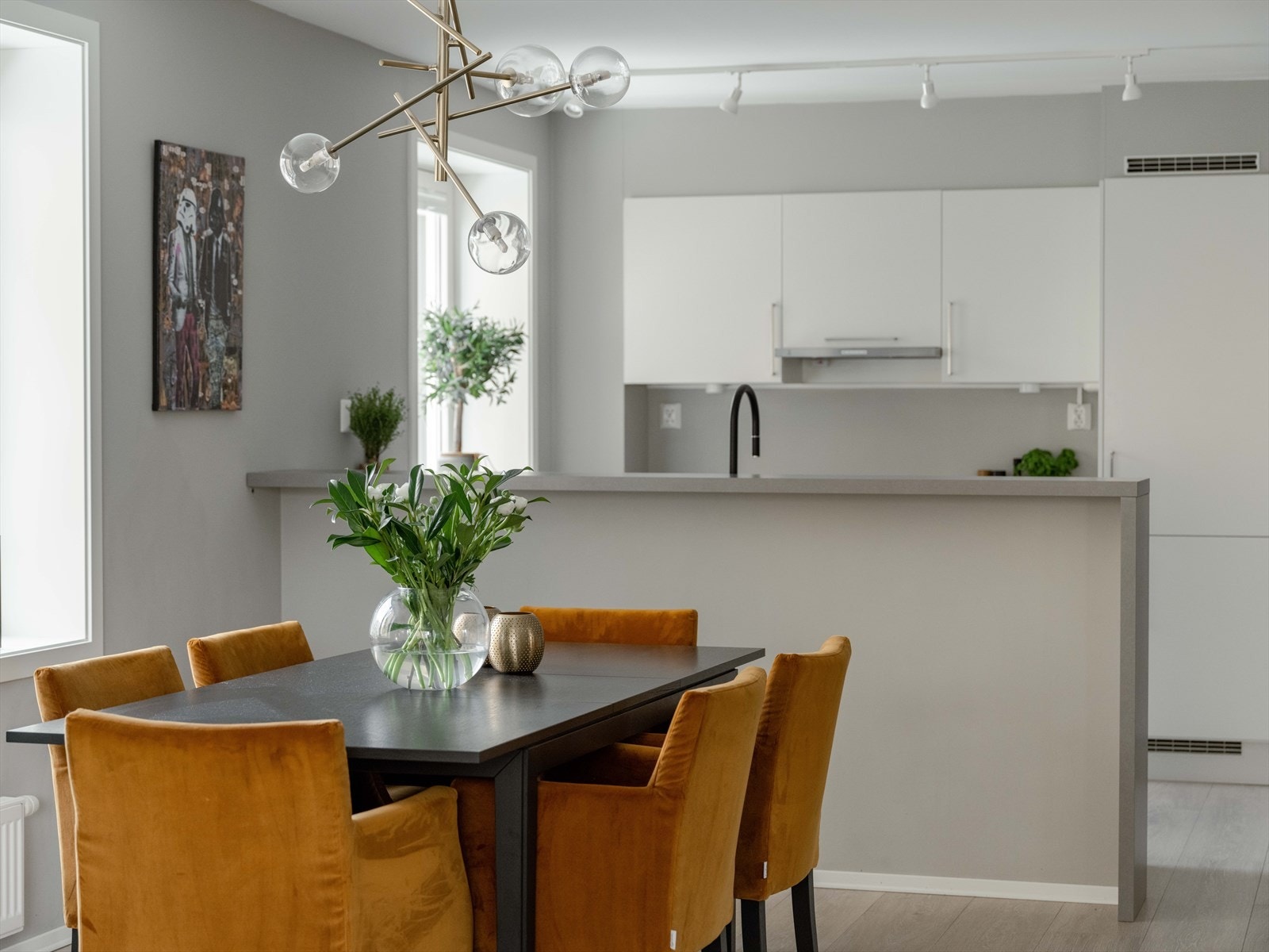 Kjøkkenet er bygget om, slik at for eksempel barløsningen funker bedre mot spisebordet. Galleribilde