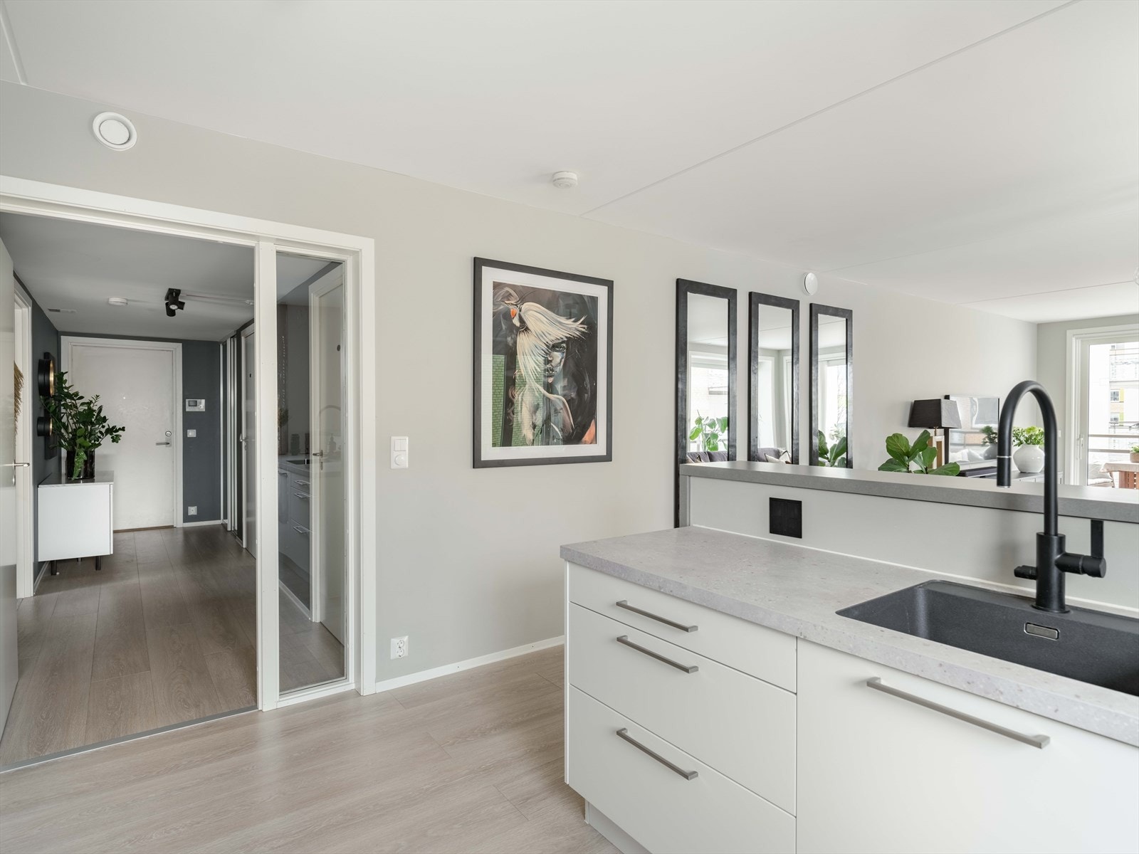 På kjøkkenet har du fin kontakt med resten av leiligheten. Galleribilde