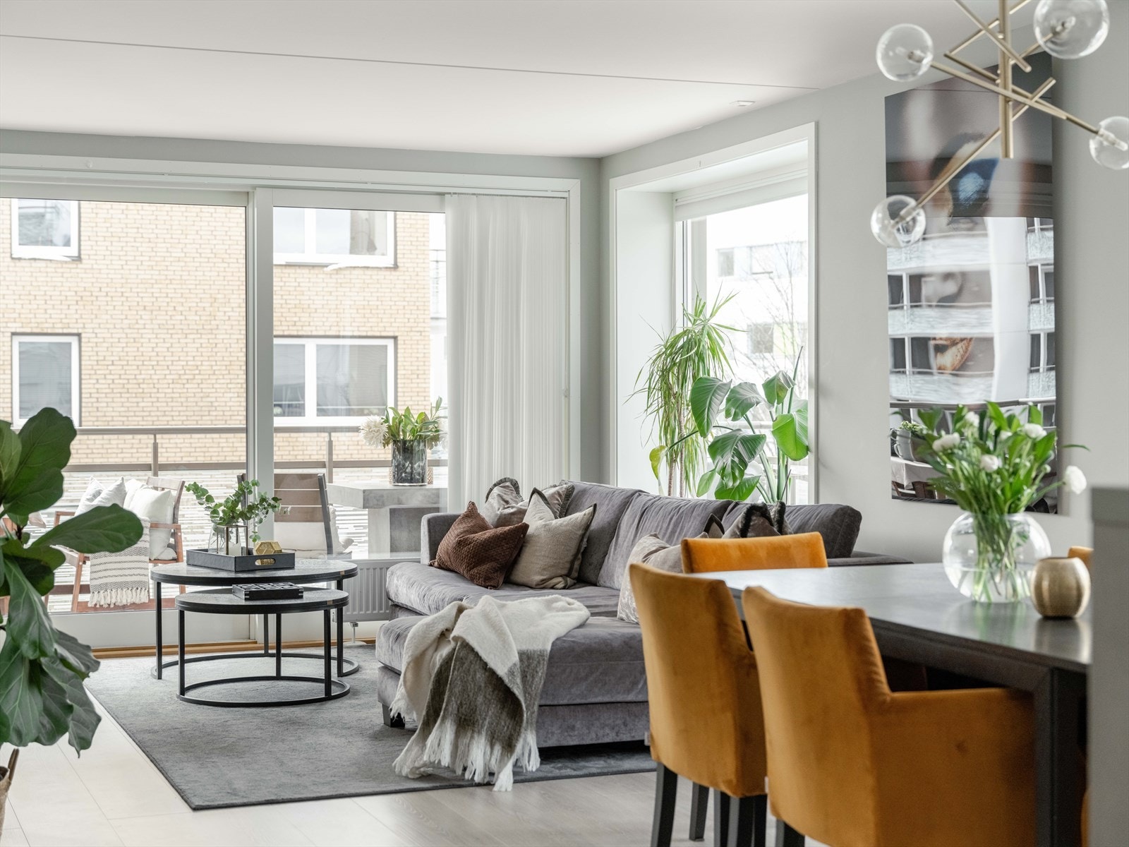 Vi starter i stua, som er lys og innbydende. Galleribilde