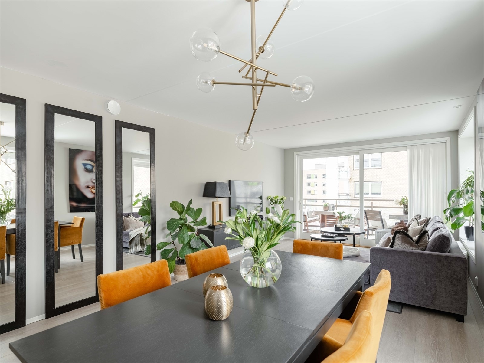 Inne i allrommet er det god plass til stort spisebord. Galleribilde