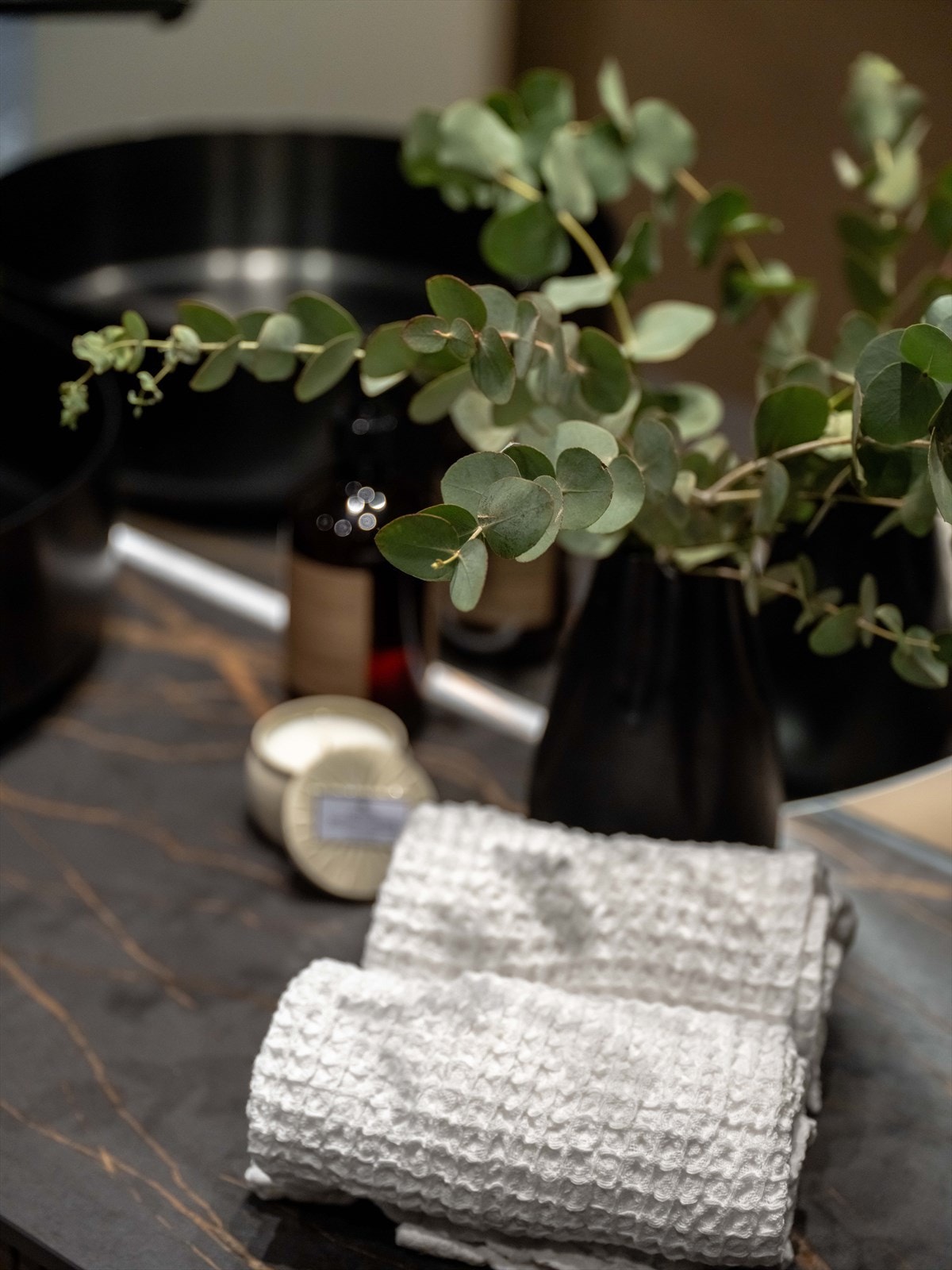 Benkeplaten på badet er av stein, og har integrert induksjonslading. Galleribilde