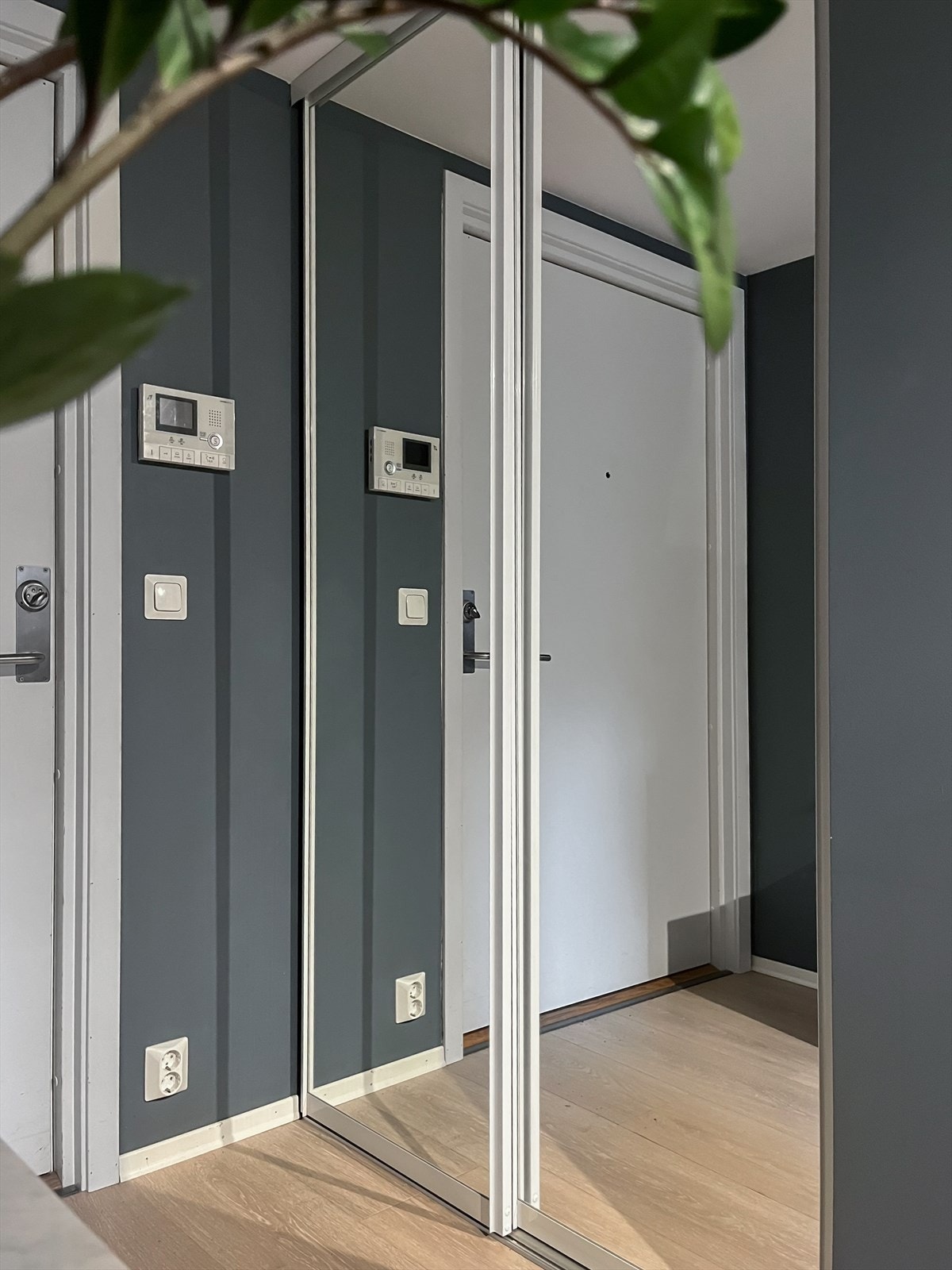 Rett innenfor inngangsdøren er en stor skyvedørsgarderobe med speilfronter. Galleribilde