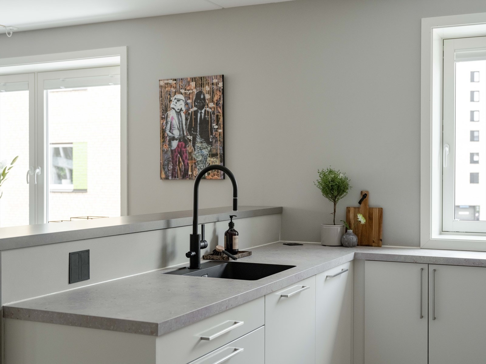 Ny benkeplate, og planlimt sort vask. Galleribilde