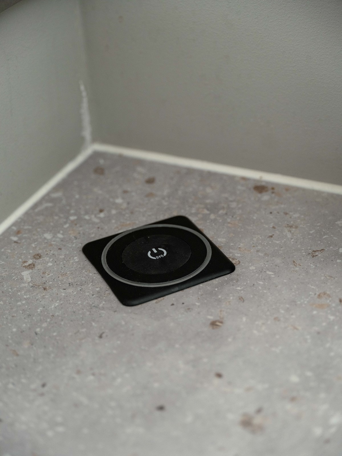 Foruten USB og USB-C ladepunkter i veggen er det her induksjonslading rett på benken - det er praktisk det! Galleribilde