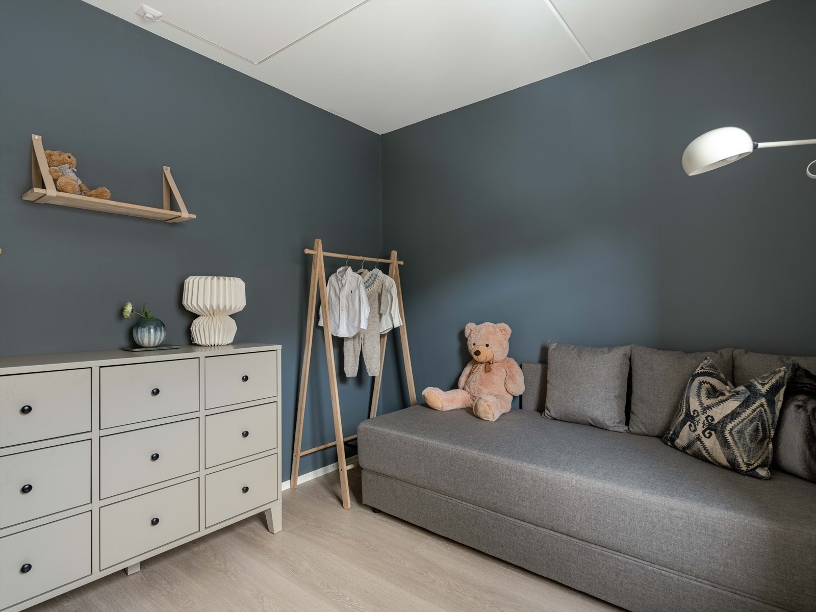 Også dette rommet er romslig, og det er vendt mot trafikkfritt område. Galleribilde