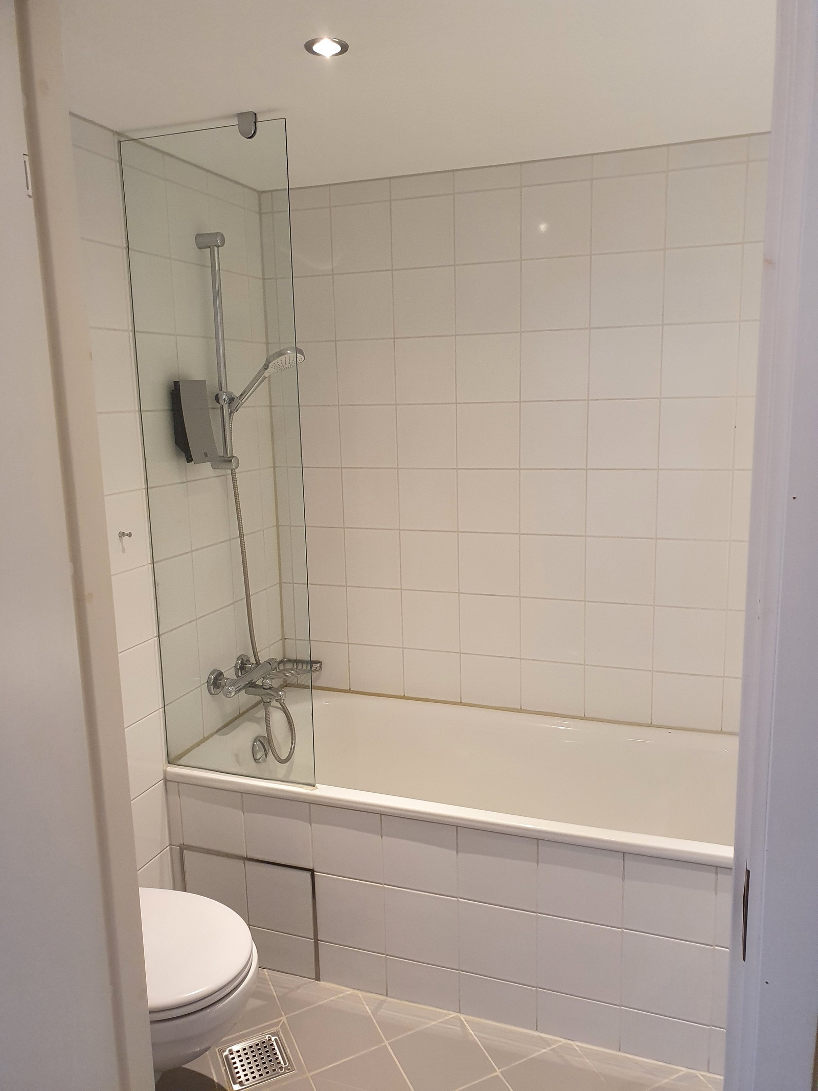 Bad med badekar. Bilde er fra leiligheten som er til salgs. Galleribilde