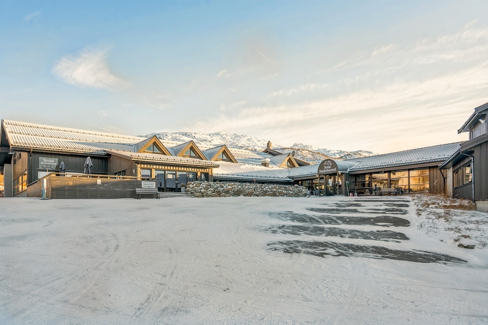 Sirdal høyfjellshotell har restaurant med alle rettigheter, svømmebasseng, leiligheter og vanlige hotellrom. Og ligger i gange avstand fra tomten. Galleribilde