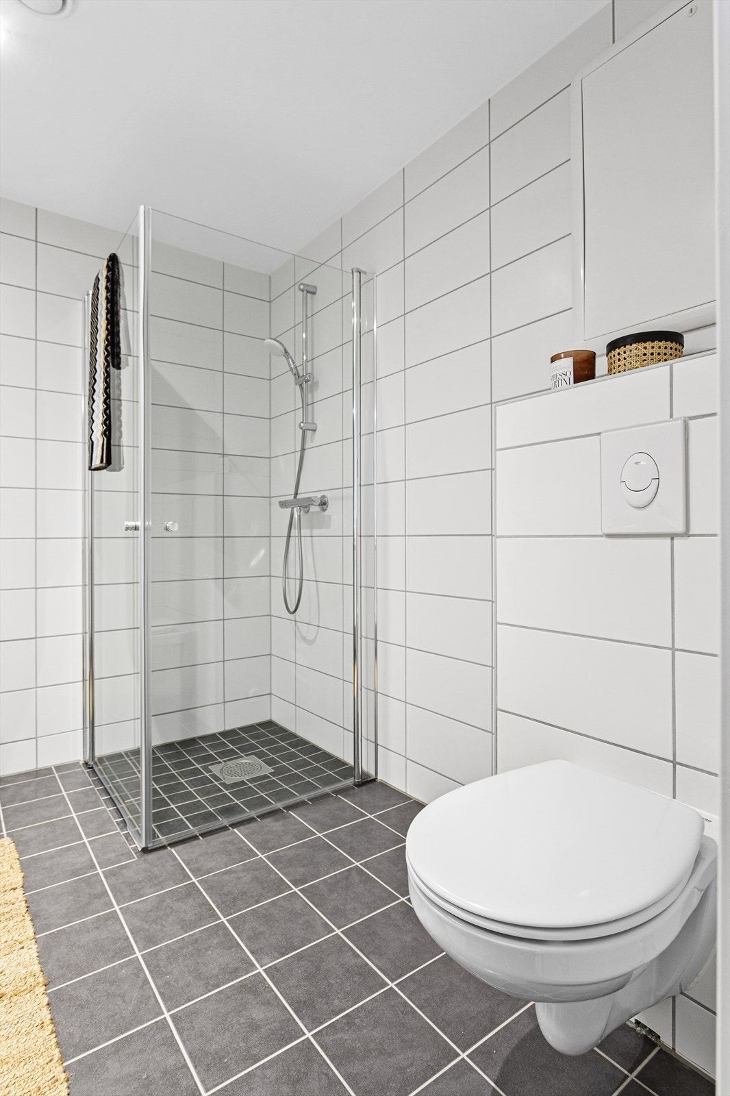 Downligts i tak og varmekabler i gulv. Opplegg for vaskemaskin. Galleribilde