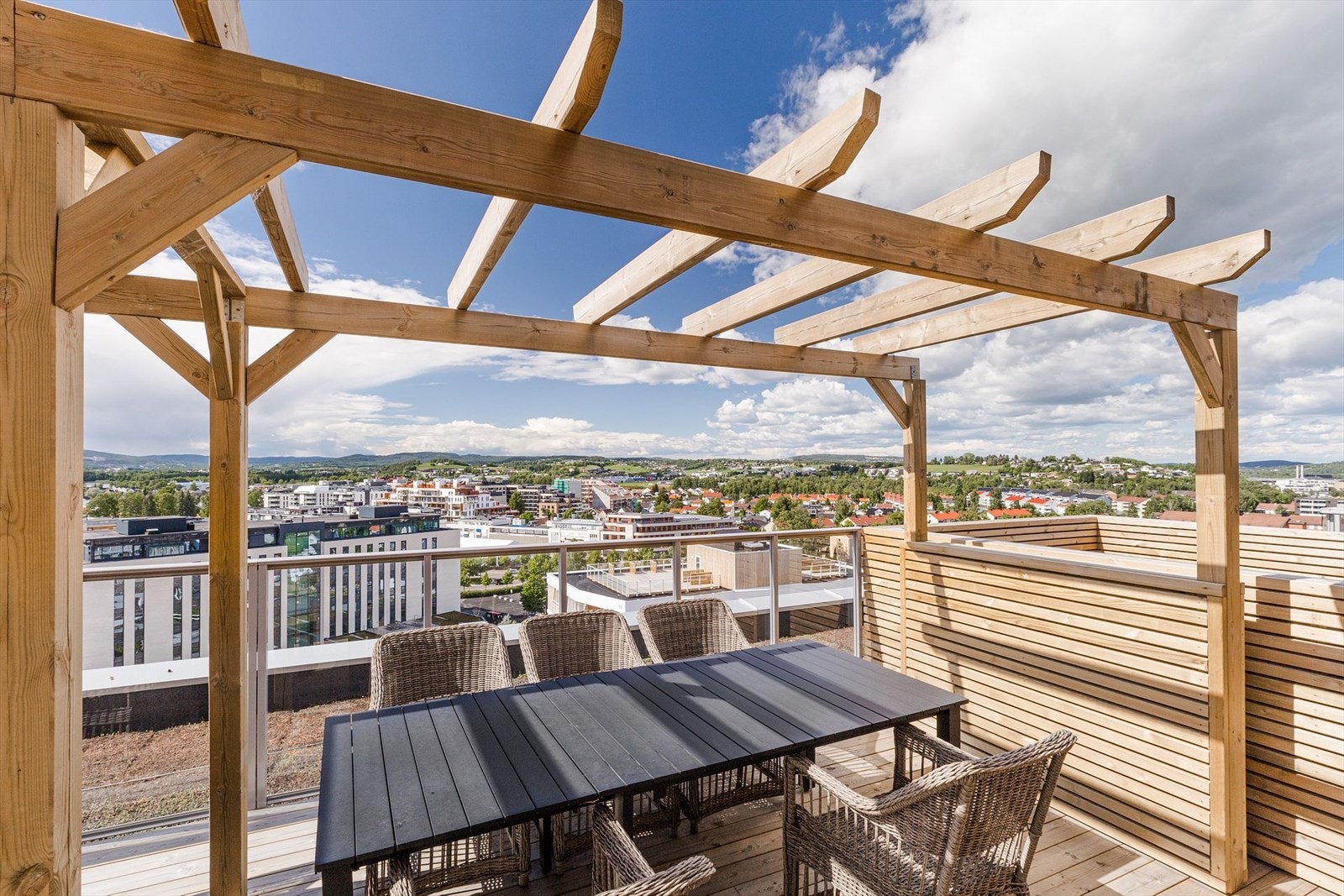 Ta med gode venner og nyt sommerkveldene under en av pergolaene på takterrassen. Galleribilde