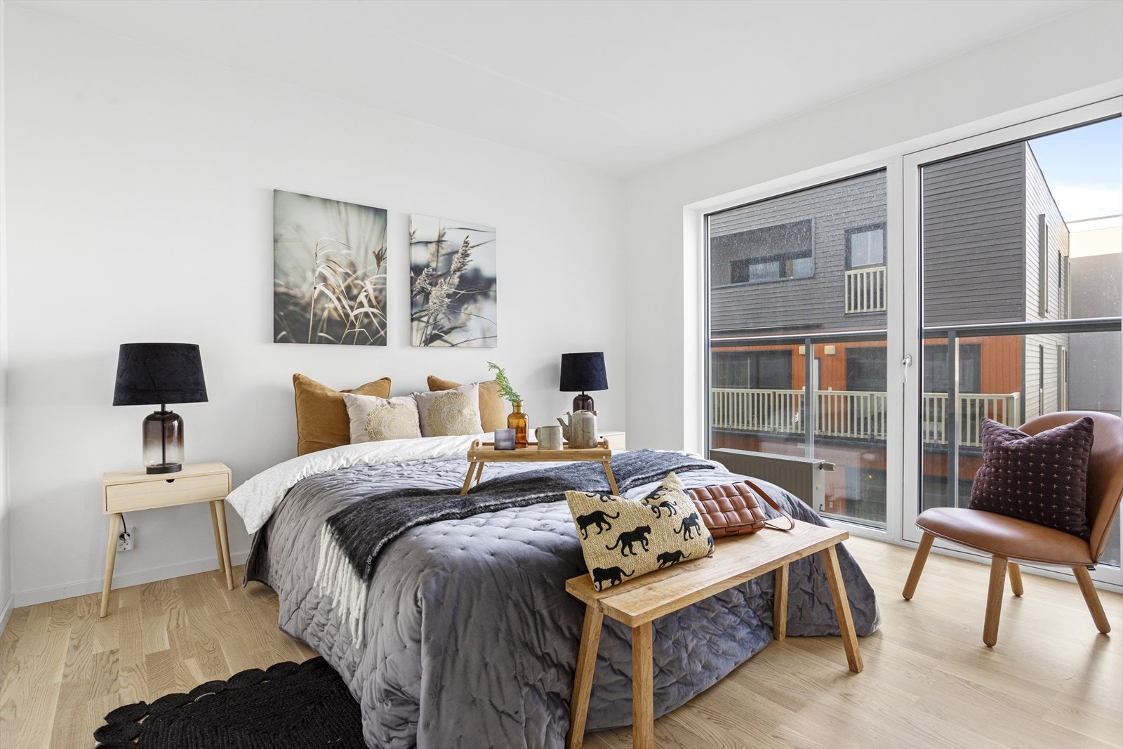 Hovedsoverom med plass til dobbeltseng og tilhørende nattbord. Galleribilde