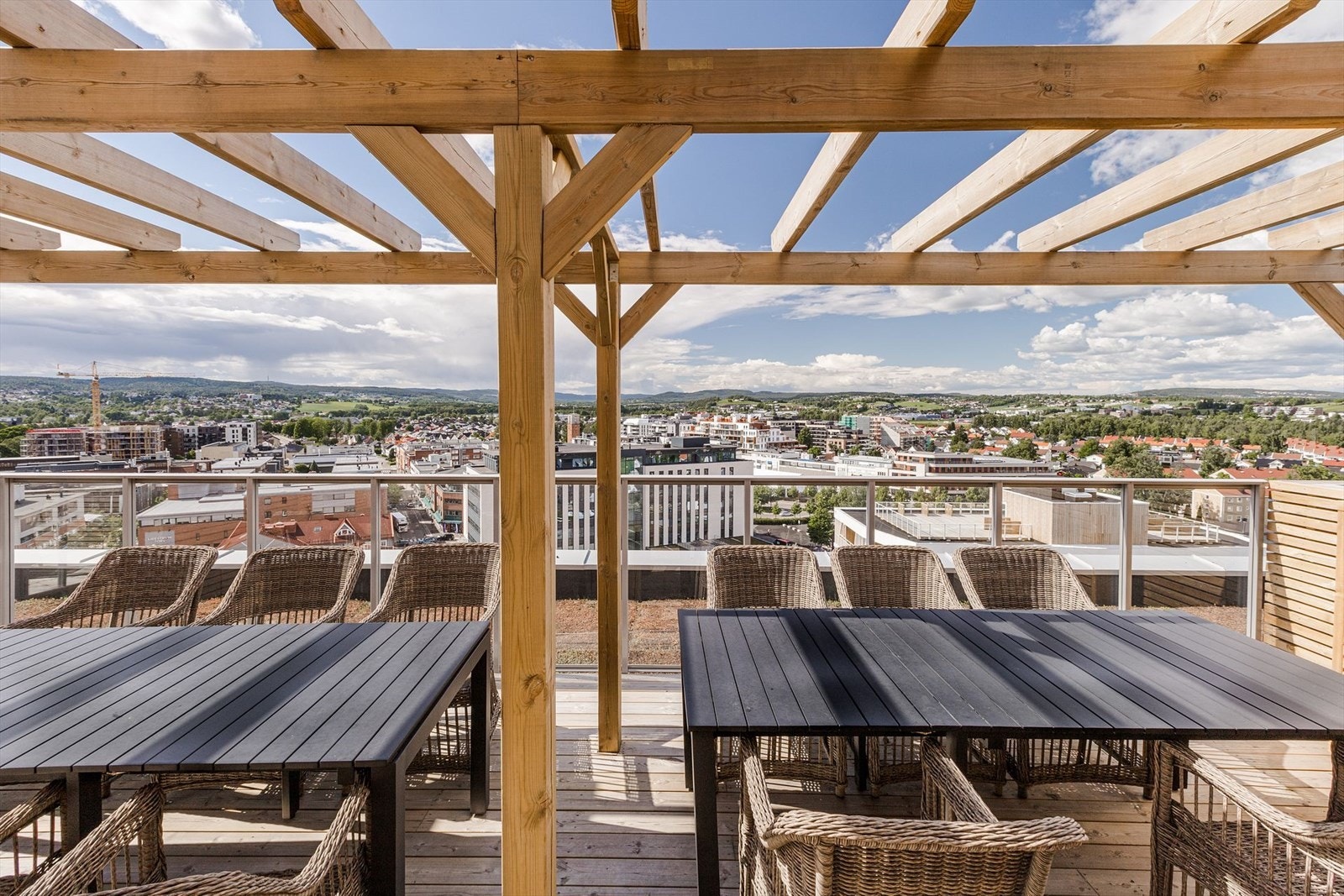 På toppen av bygget er det en fantastisk takterrasse med flere soner, sittegrupper og fantastisk utsikt utover hele Lillestrøm by. Galleribilde