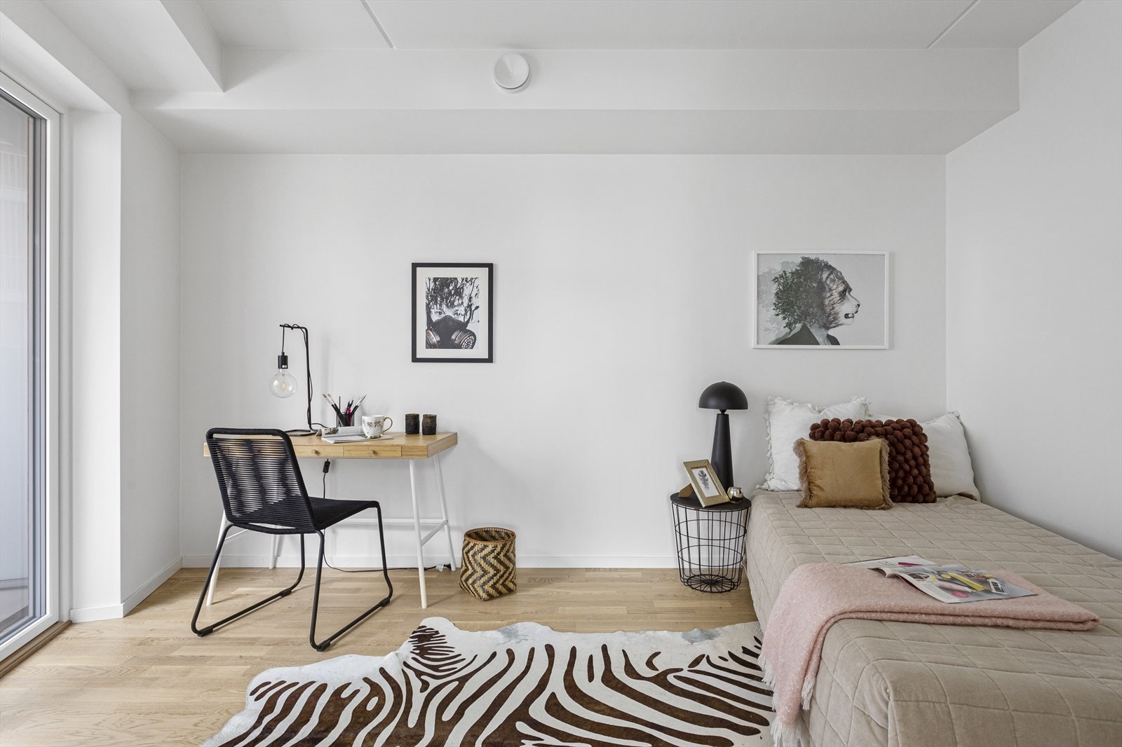 Stort soverom møblert med seng og kontorpult. Soverommet har utgang til balkong, lyse overflater og parkett på gulv. Galleribilde