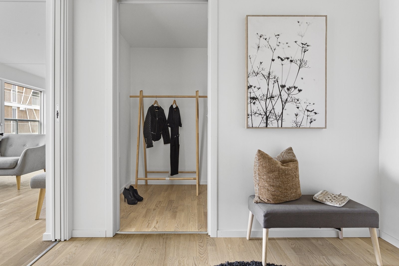 Mulighet for oppheng av yttertøy og plassering av sko. Lyse overflater og parkett på gulv. Galleribilde