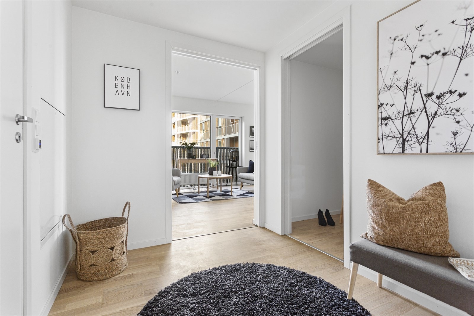 Romslig entré med tilgang til walk-in closet. Galleribilde