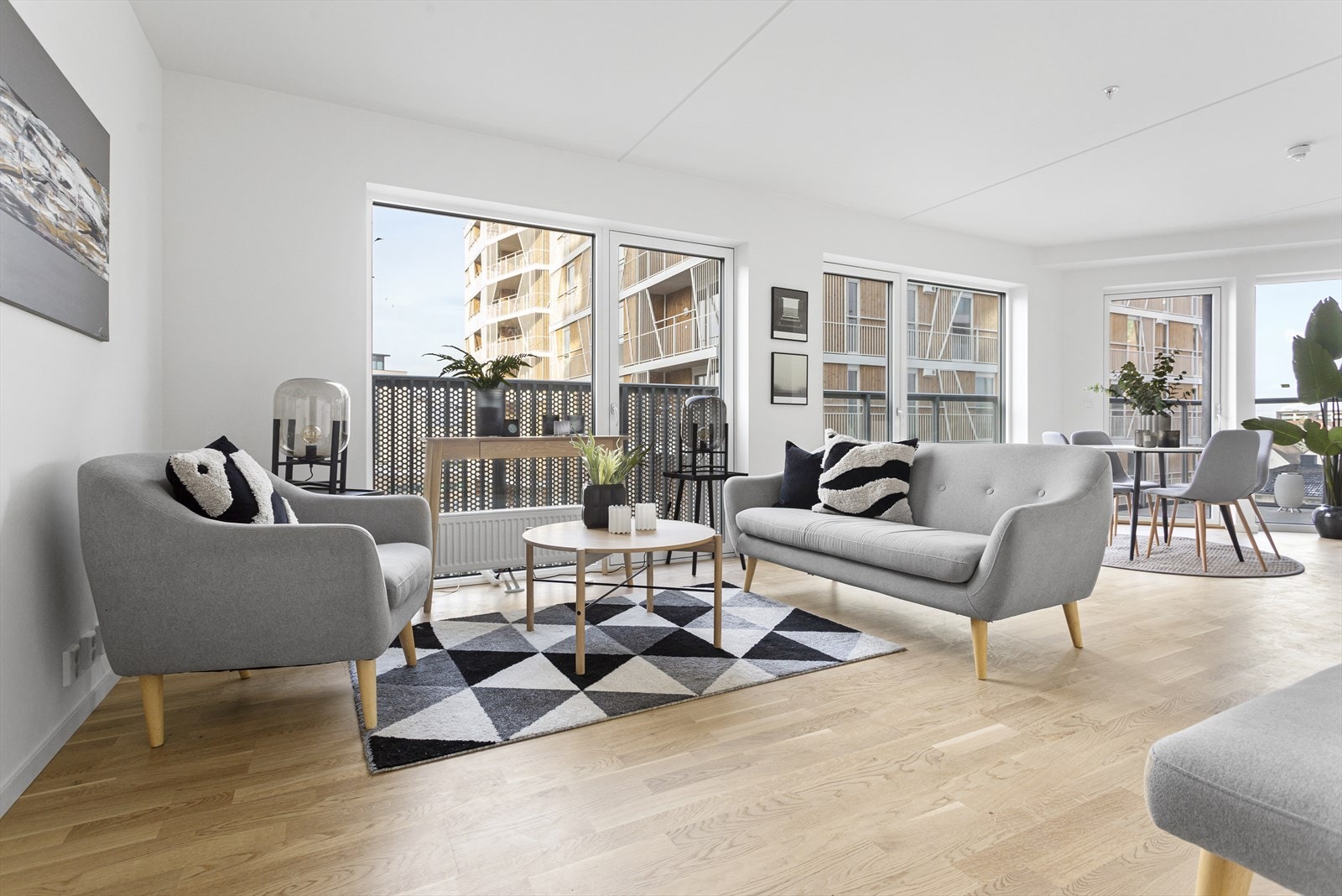 Mange vindusflater og utgang til balkong. Galleribilde