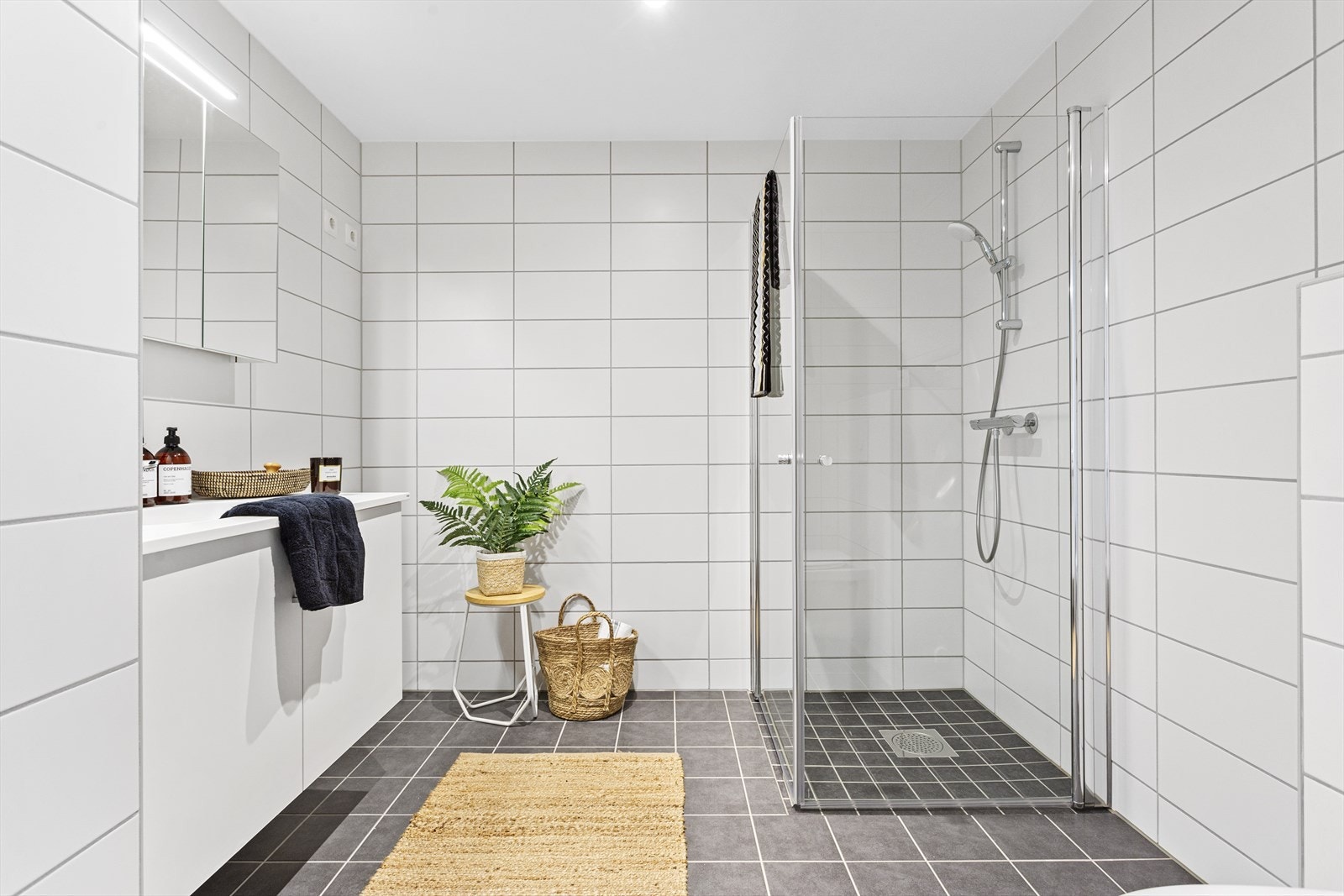 Pent flislagt baderom i tidløs stil. Galleribilde