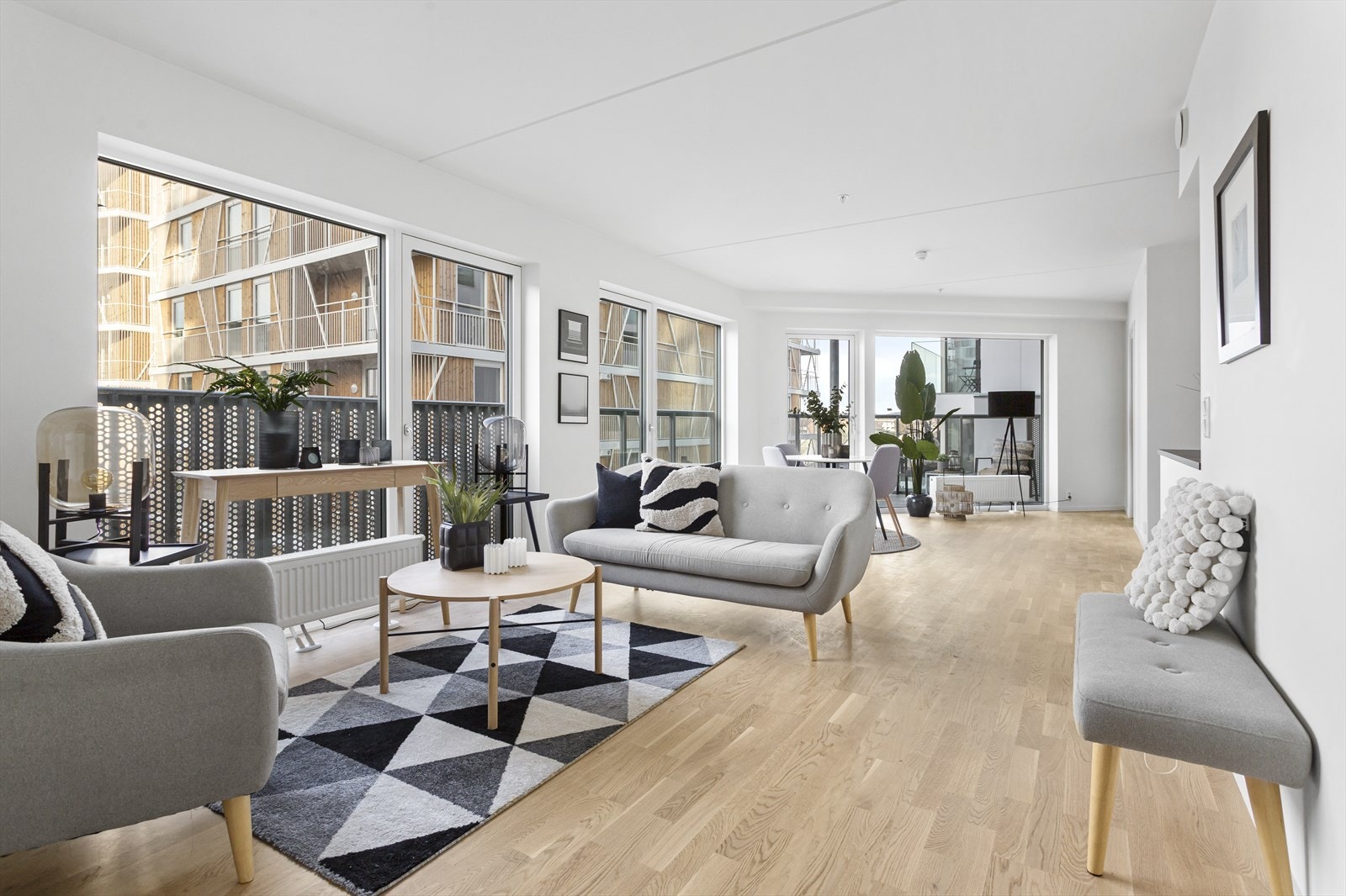 Stuen er lys, moderne og trivelig med flere møbleringsmuligheter. Galleribilde