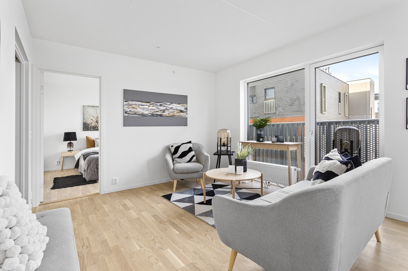 Her er det god plass til både sofaseksjon og spisestue. Galleribilde