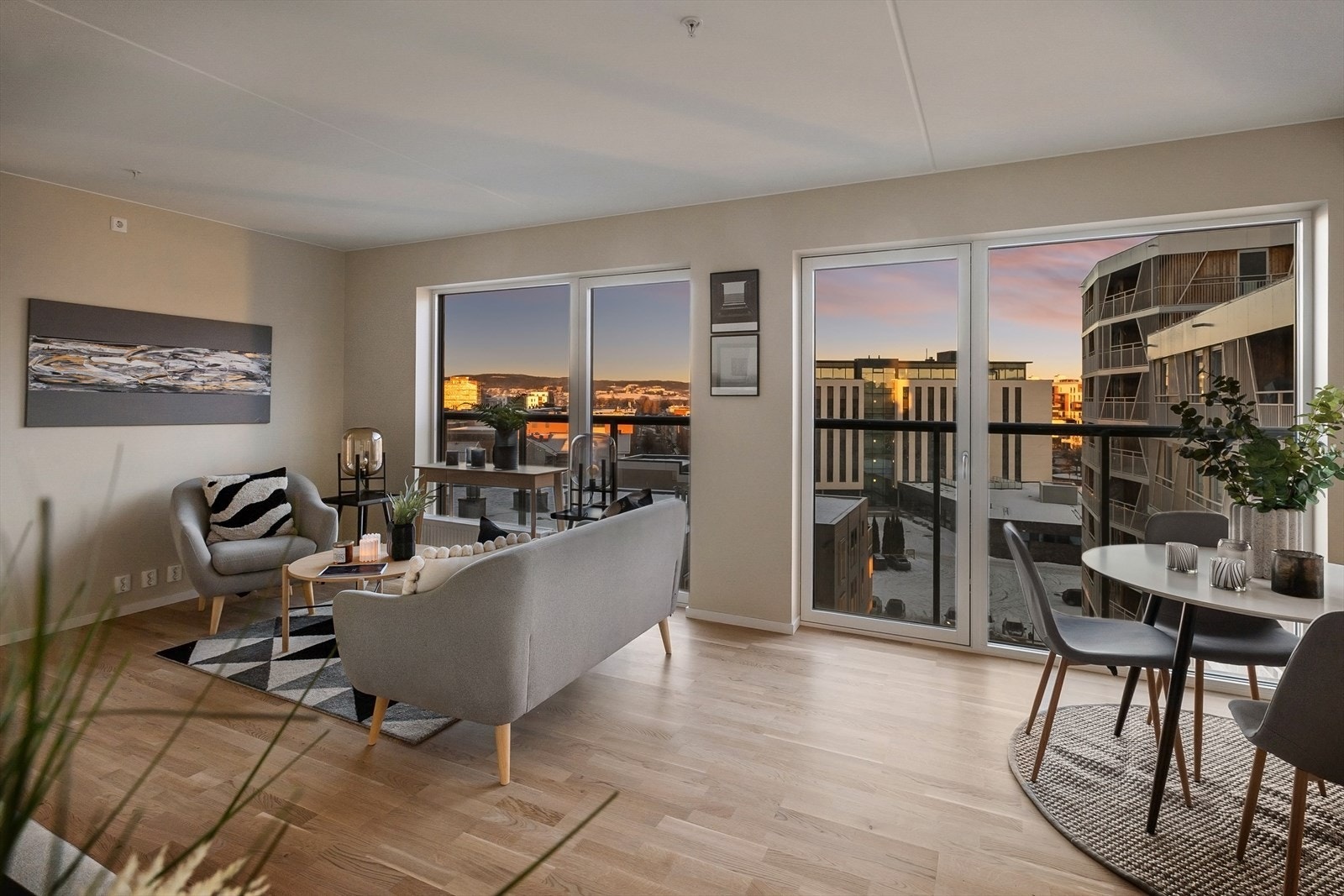 Boligen har store gulv til tak vinduer som slipper inn godt med naturlig lys Galleribilde